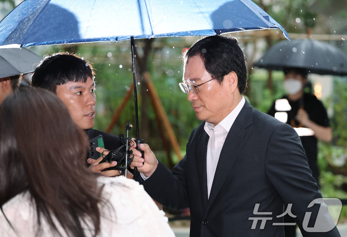 (서울=뉴스1) 장수영 기자 = 윤창호 전 한국증권금융 사장이 17일 오전 서울 종로구 KT광화문빌딩에 마련된 김건희 여사의 각종 의혹을 수사하는 김건희 특검 사무실로 출석하고 있 …