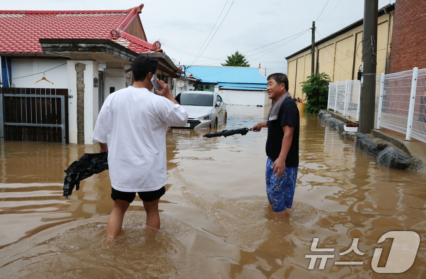 (예산=뉴스1) 김기태 기자 = 밤 사이 쏟아진 집중폭우로 침수 피해가 발생한 17일 충남 예산군 삽교읍 주택가가 침수돼 있다. 2025.7.17/뉴스1