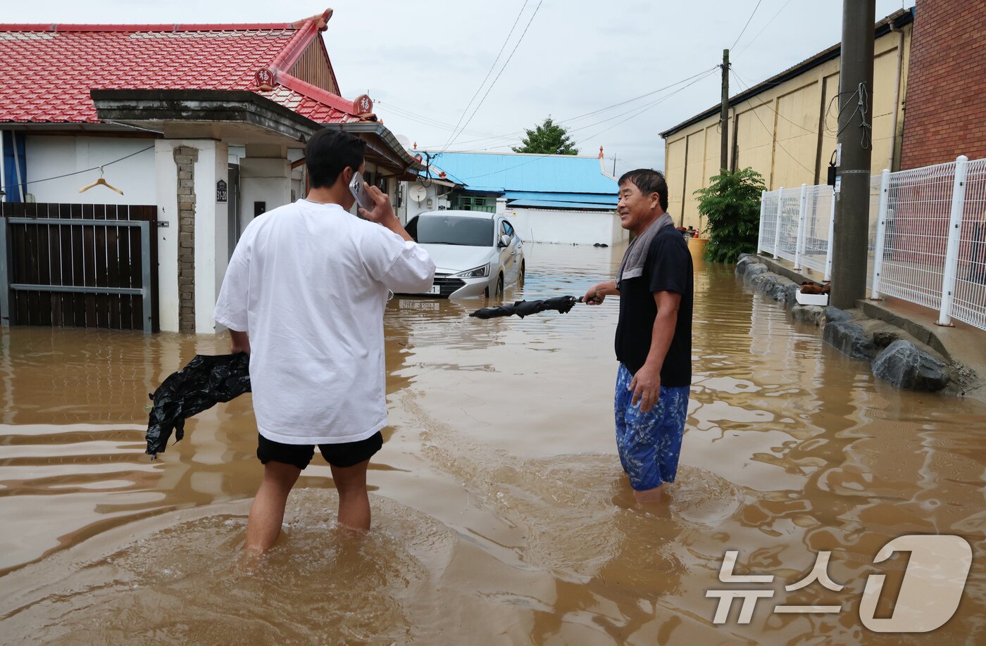 본문 이미지 - 밤 사이 쏟아진 집중폭우로 침수 피해가 발생한 17일 충남 예산군 삽교읍 주택가가 침수돼 있다. 2025.7.17/뉴스1 ⓒ News1 김기태 기자