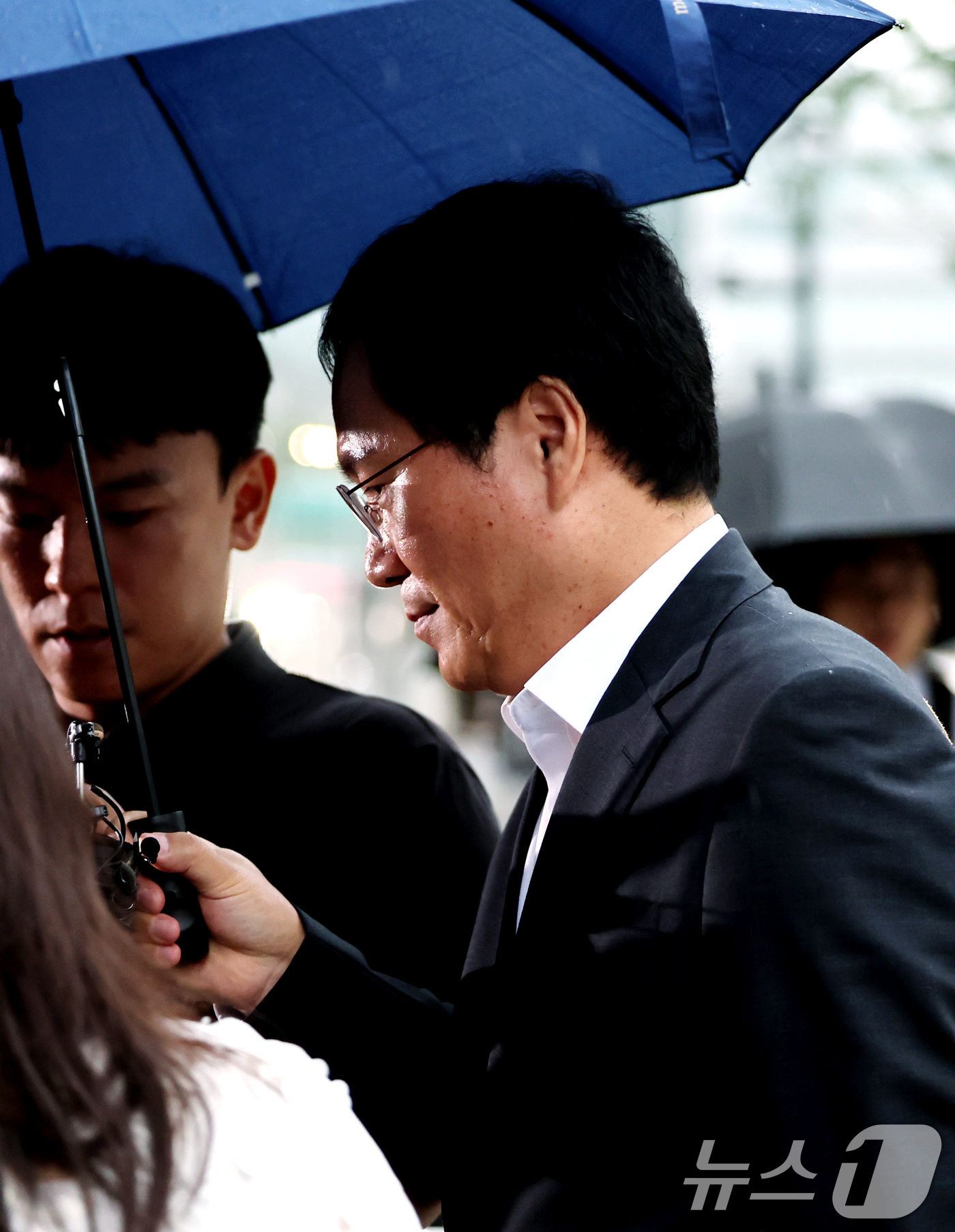 (서울=뉴스1) 장수영 기자 = 윤창호 전 한국증권금융 사장이 17일 오전 서울 종로구 KT광화문빌딩에 마련된 김건희 여사의 각종 의혹을 수사하는 김건희 특검 사무실로 출석하고 있 …