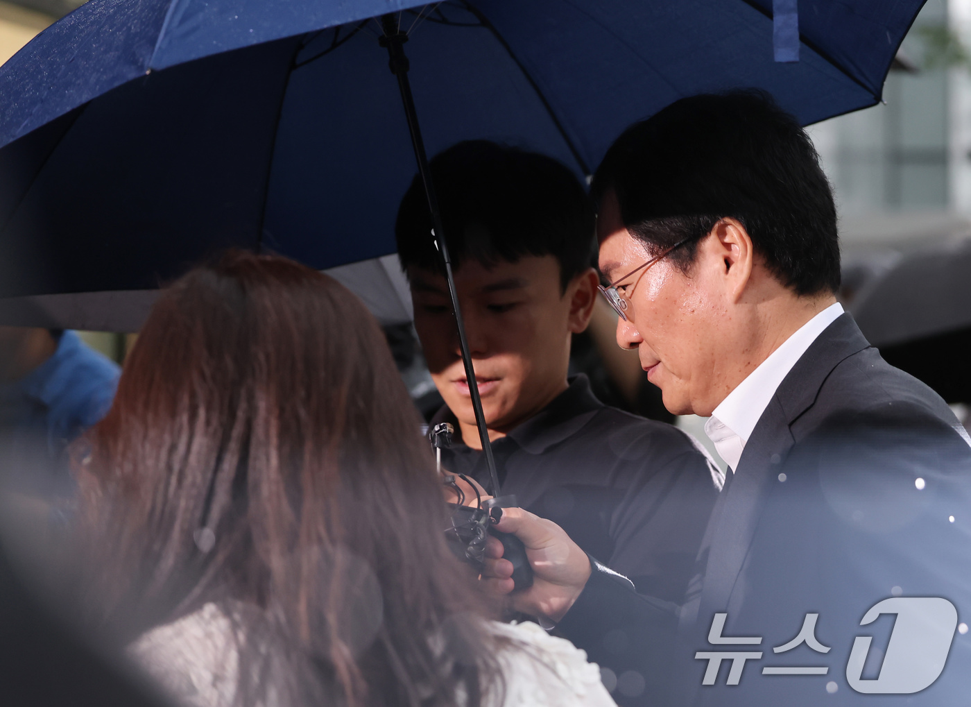 (서울=뉴스1) 장수영 기자 = 윤창호 전 한국증권금융 사장이 17일 오전 서울 종로구 KT광화문빌딩에 마련된 김건희 여사의 각종 의혹을 수사하는 김건희 특검 사무실로 출석하고 있 …