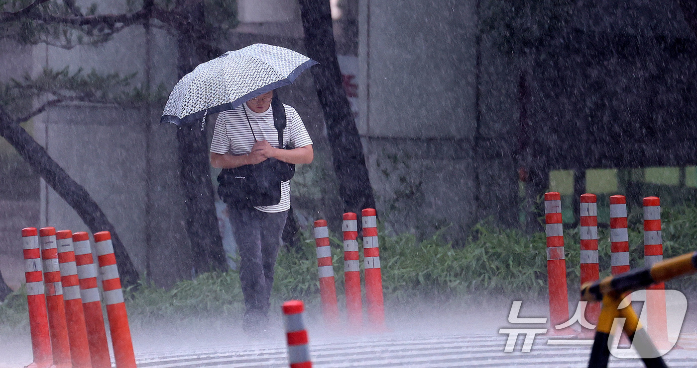 (서울=뉴스1) 박지혜 기자 = 폭우가 쏟아진 17일 오전 서울 서초구 서울중앙지법 인근에서 우산 쓴 시민이 출근을 하고 있다. 2025.7.17/뉴스1