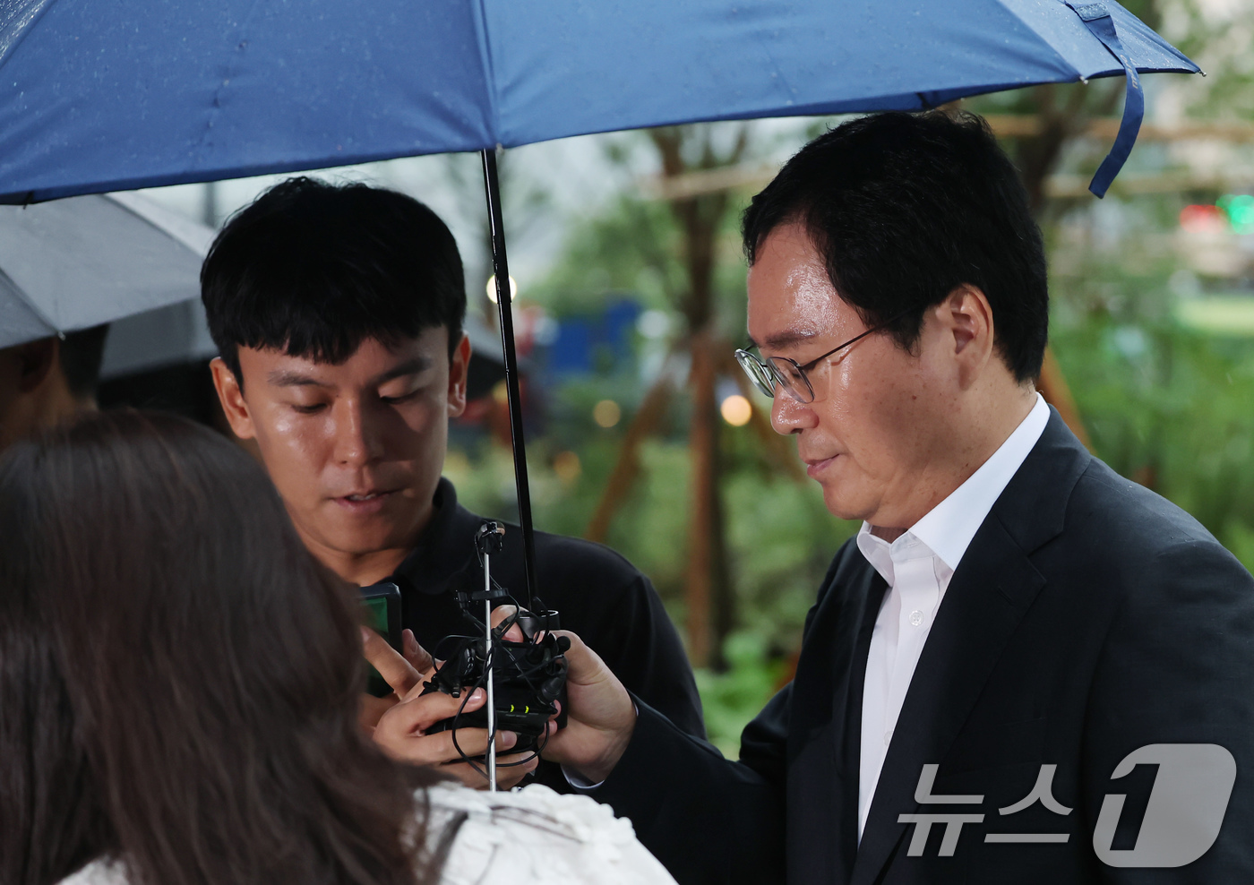 (서울=뉴스1) 장수영 기자 = 윤창호 전 한국증권금융 사장이 17일 오전 서울 종로구 KT광화문빌딩에 마련된 김건희 여사의 각종 의혹을 수사하는 김건희 특검 사무실로 출석하고 있 …