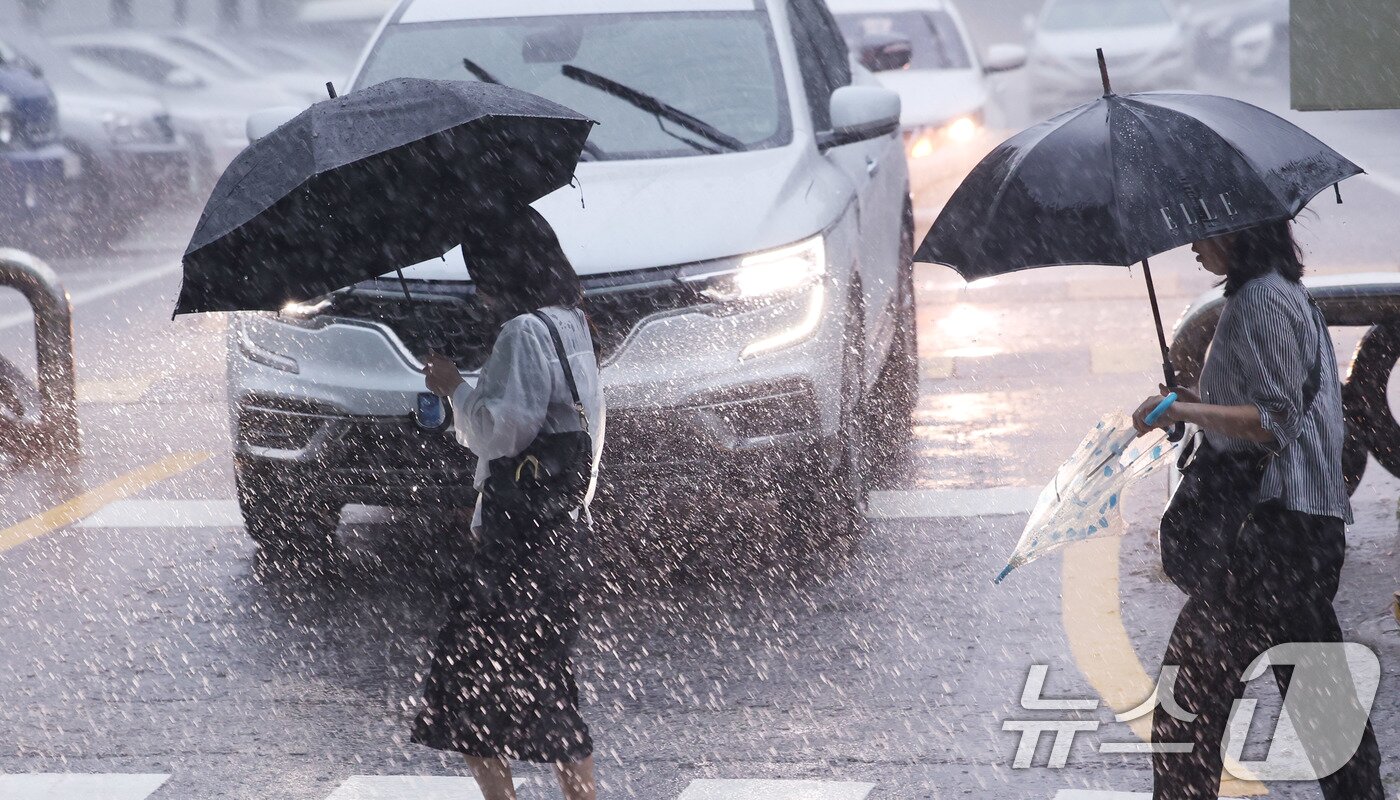 본문 이미지 - 폭우가 쏟아진 17일 오전 서울 서초구 서울중앙지법 인근에서 우산 쓴 시민들이 출근을 하고 있다. 2025.7.17/뉴스1 ⓒ News1 박지혜 기자