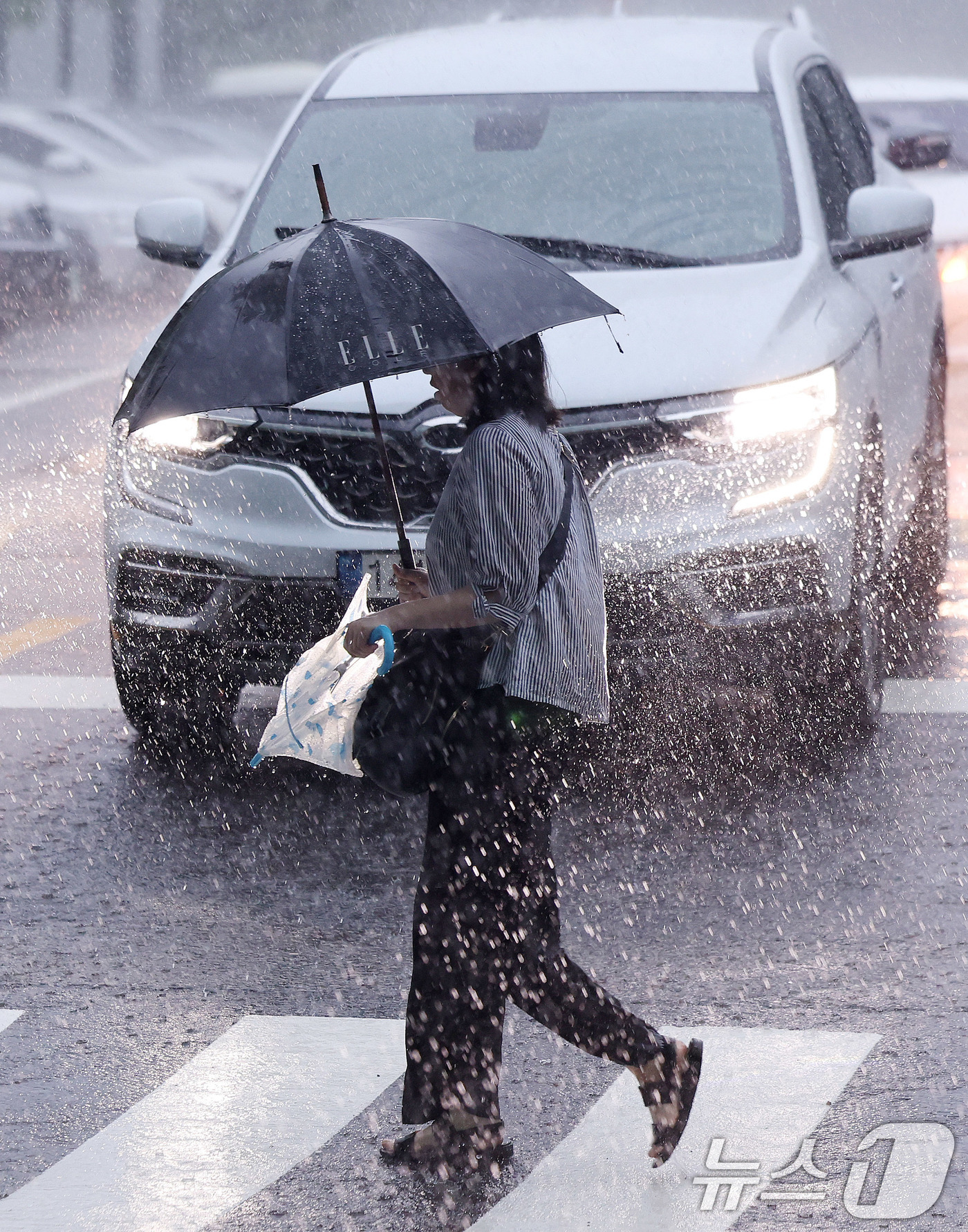 (서울=뉴스1) 박지혜 기자 = 폭우가 쏟아진 17일 오전 서울 서초구 서울중앙지법 인근에서 우산 쓴 시민들이 출근을 하고 있다. 2025.7.17/뉴스1