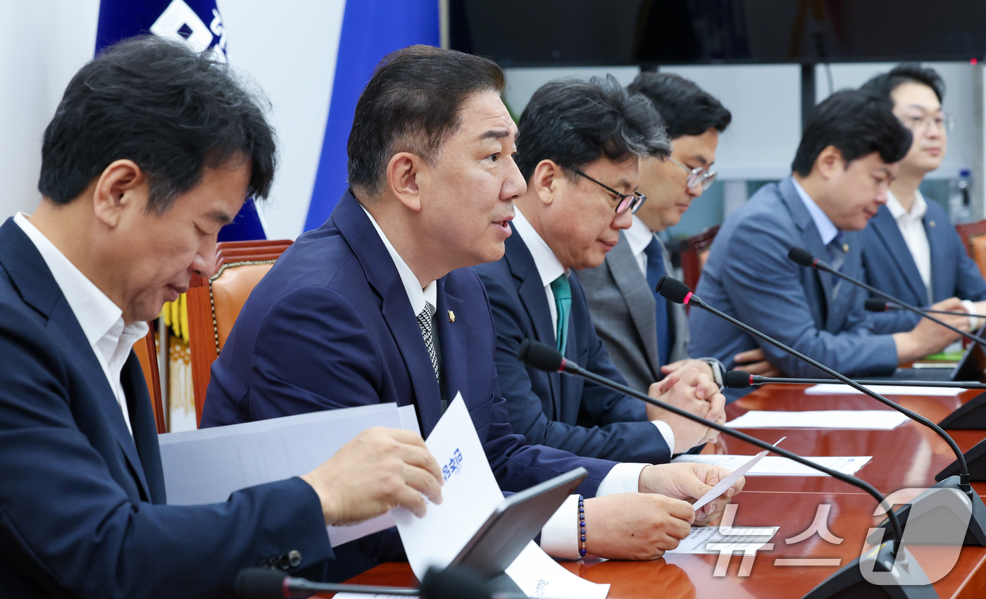(서울=뉴스1) 안은나 기자 = 김병기 더불어민주당 대표 직무대행 겸 원내대표가 17일 오전 서울 여의도 국회에서 열린 정책조정회의에 참석해 모두 발언을 하고 있다. 2025.7. …