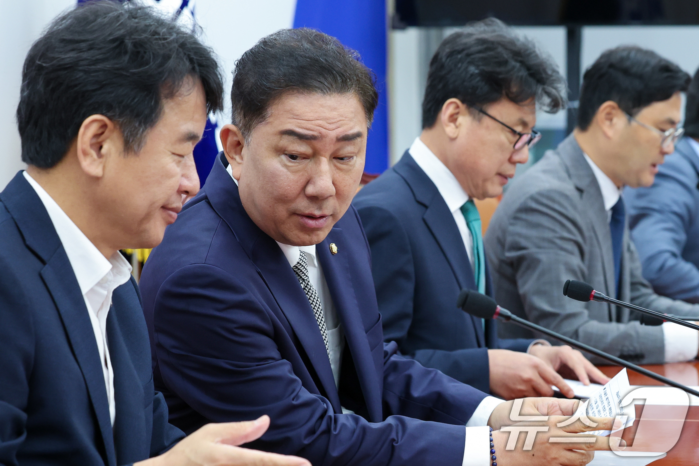 (서울=뉴스1) 안은나 기자 = 김병기 더불어민주당 대표 직무대행 겸 원내대표와 문진석 원내수석부대표가 17일 오전 서울 여의도 국회에서 열린 정책조정회의에 참석해 대화하고 있다. …