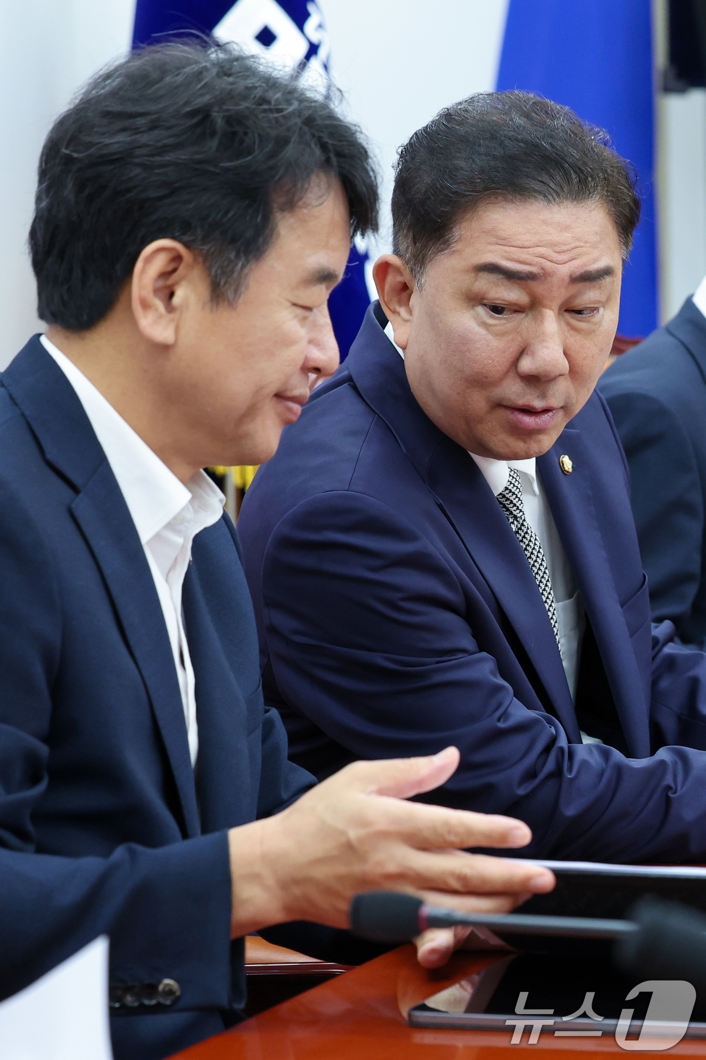 (서울=뉴스1) 안은나 기자 = 김병기 더불어민주당 대표 직무대행 겸 원내대표와 문진석 원내수석부대표가 17일 오전 서울 여의도 국회에서 열린 정책조정회의에 참석해 대화하고 있다. …