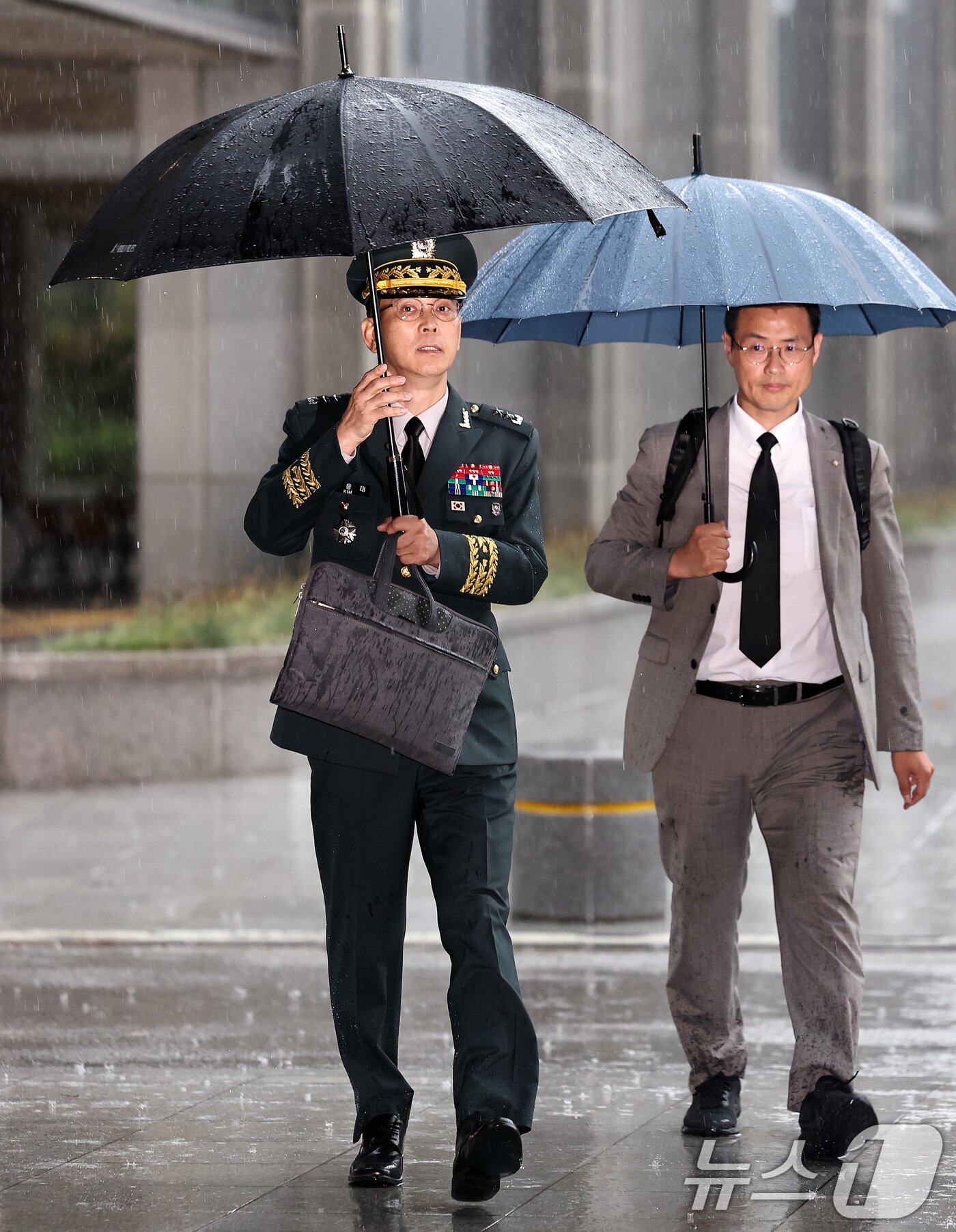 본문 이미지 - 김용대 드론작전사령관이 17일 오전 서울 서초구 서울고등검찰청에 마련된 내란특검 사무실에 무인기 침투 의혹 등 외환 혐의 관련 조사를 받기 위해 출석하고 있다. 2025.7.17/뉴스1 ⓒ News1 구윤성 기자