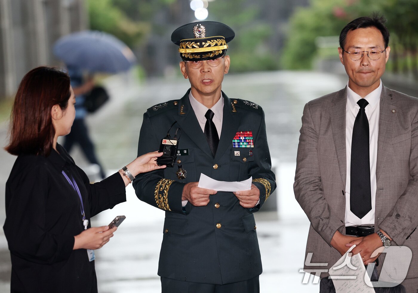 본문 이미지 - 김용대 드론작전사령관이 17일 오전 서울 서초구 서울고등검찰청에 마련된 내란특검 사무실에 무인기 침투 의혹 등 외환 혐의 관련 조사를 받기 위해 출석하며 입장을 밝히고 있다. 2025.7.17/뉴스1 ⓒ News1 구윤성 기자