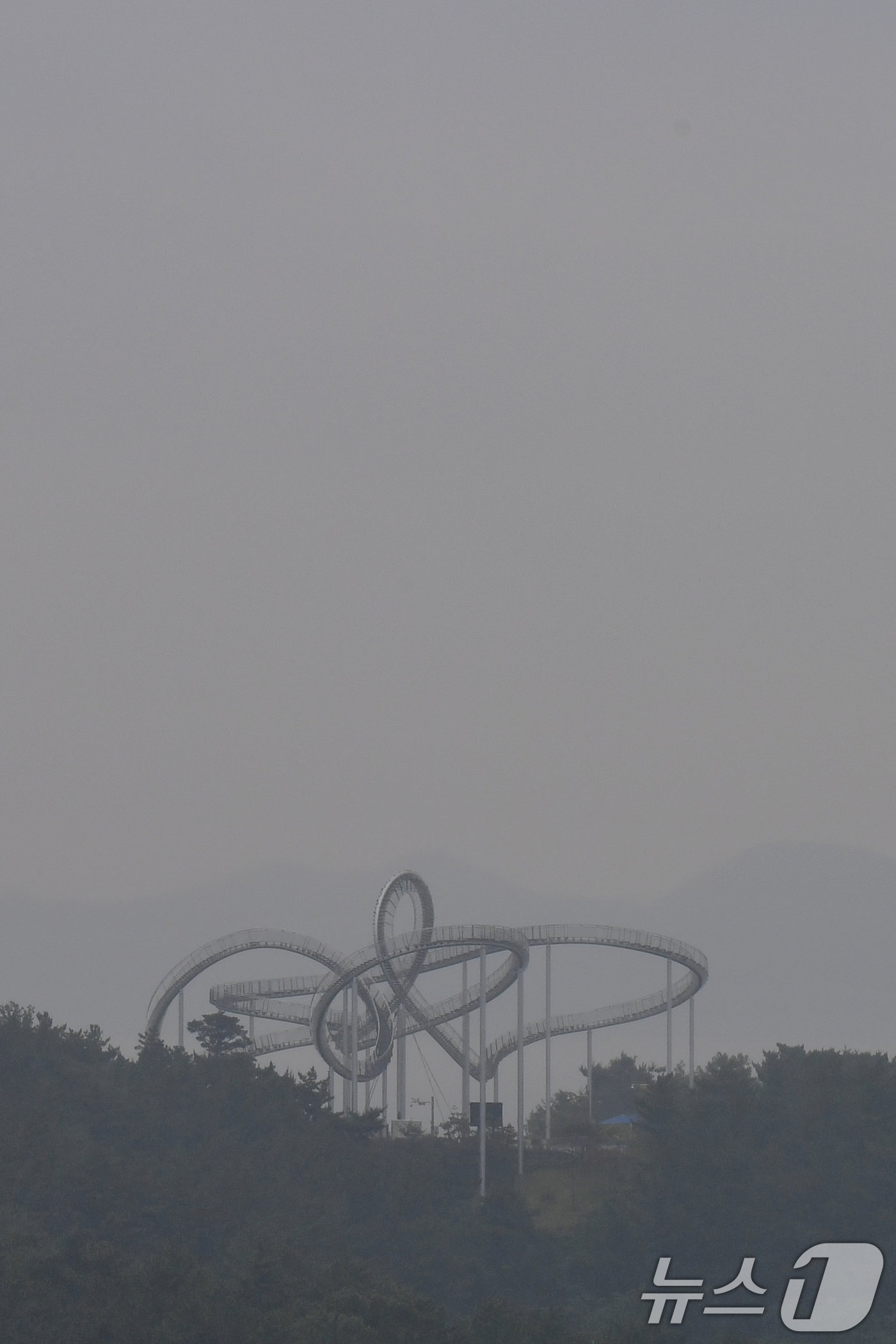 (포항=뉴스1) 최창호 기자 = 17일 경북 포항시 전역에 비가 내리고 있는 가운데 환호동 스페이스워크 주변이 안개 에 덮여있다. 2025.7.17/뉴스1