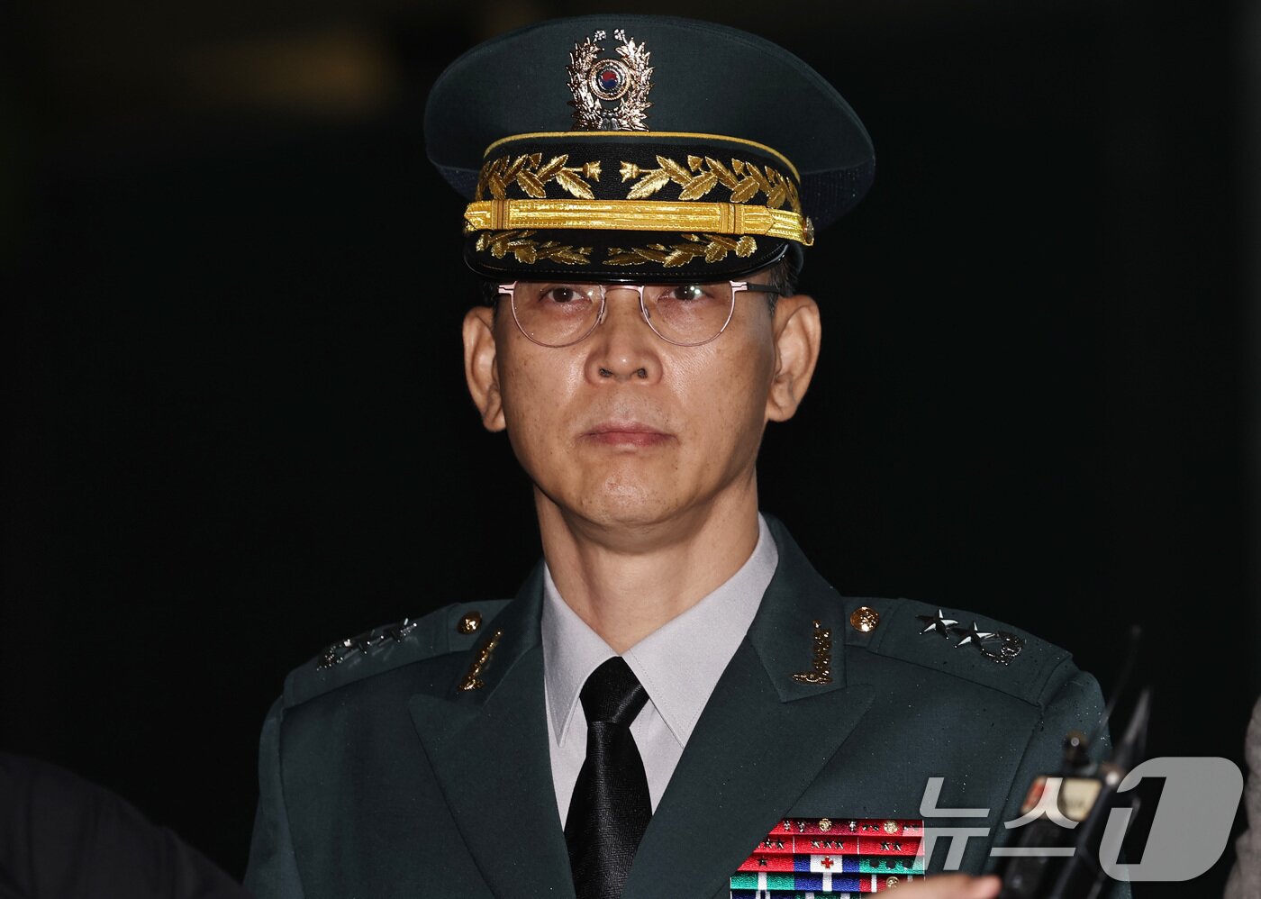 본문 이미지 - 김용대 드론작전사령관이 17일 오전 서울 서초구 서울고등검찰청에 마련된 내란특검 사무실에 무인기 침투 의혹 등 외환 혐의 관련 조사를 받기 위해 출석하고 있다. 2025.7.17/뉴스1 ⓒ News1 구윤성 기자