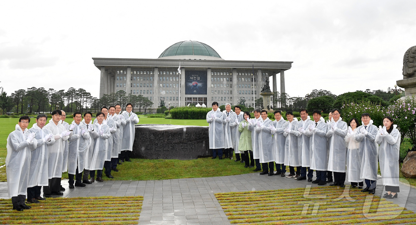 (서울=뉴스1) 국회사진기자단 = 우원식 국회의장, 주호영 부의장, 이학영 부의장, 김병기 더불어민주당 원내대표, 서왕진 조국혁신당 원내대표 천하람 개혁신당 원내대표 등 참석자들이 …