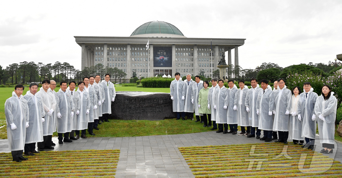 (서울=뉴스1) 국회사진기자단 = 우원식 국회의장, 주호영 부의장, 이학영 부의장, 김병기 더불어민주당 원내대표, 서왕진 조국혁신당 원내대표 천하람 개혁신당 원내대표 등 참석자들이 …