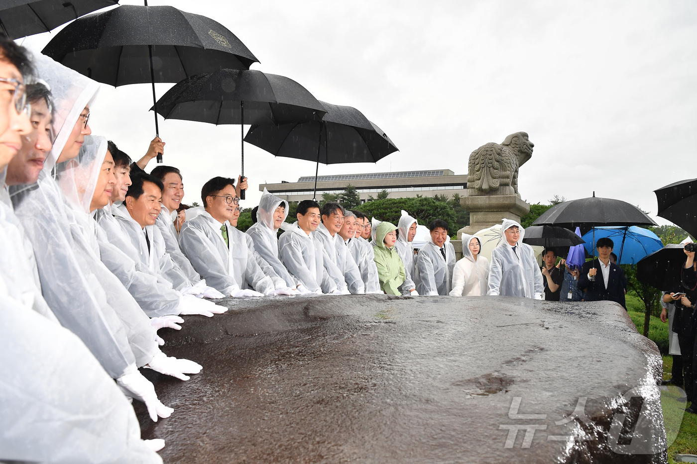 (서울=뉴스1) 국회사진기자단 = 우원식 국회의장, 주호영 부의장, 이학영 부의장, 김병기 더불어민주당 원내대표, 서왕진 조국혁신당 원내대표 천하람 개혁신당 원내대표 등 참석자들이 …