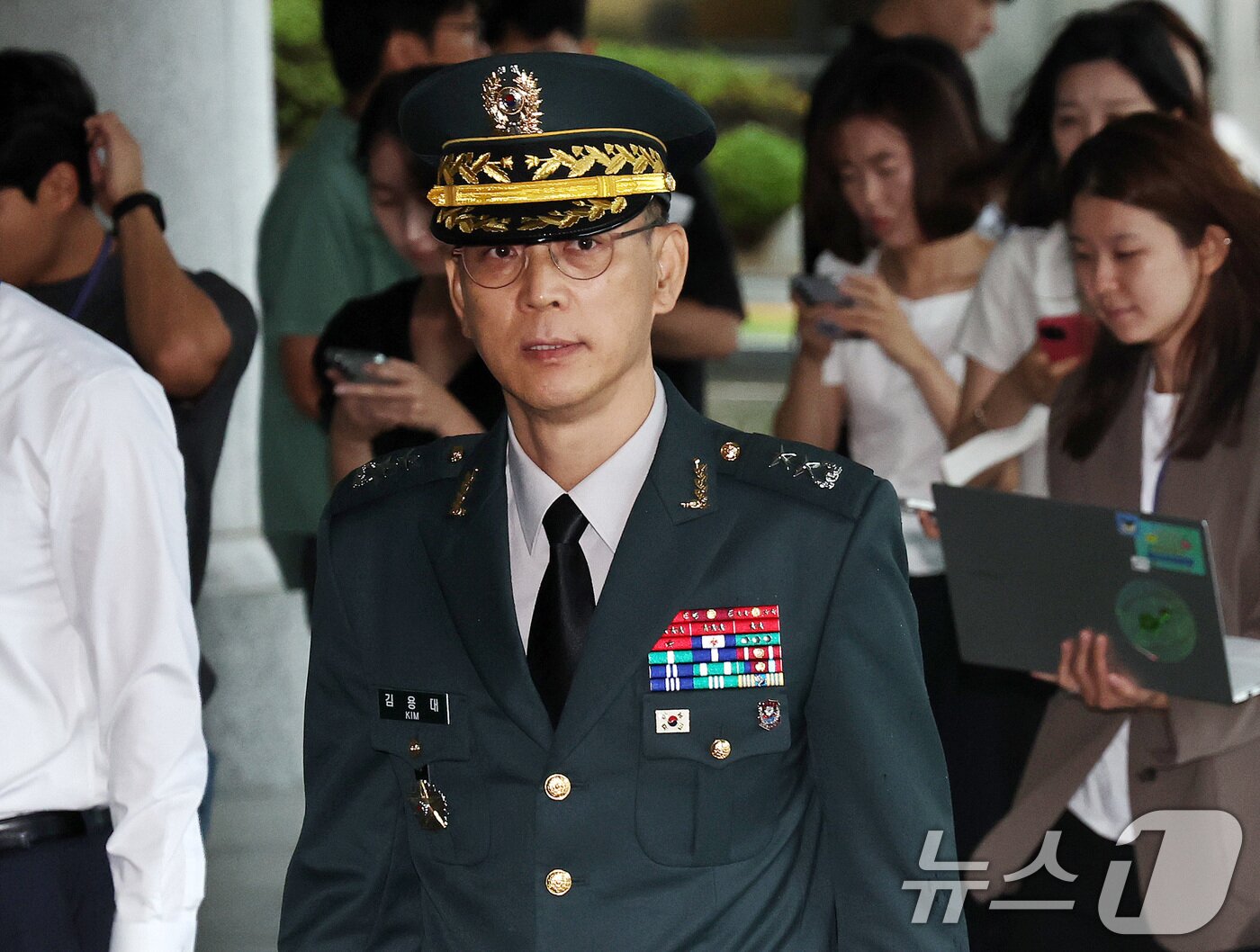 본문 이미지 - 김용대 드론작전사령관이 17일 오전 서울 서초구 서울고등검찰청에 마련된 내란특검 사무실에 무인기 침투 의혹 등 외환 혐의 관련 조사를 받기 위해 출석하고 있다. 2025.7.17/뉴스1 ⓒ News1 구윤성 기자