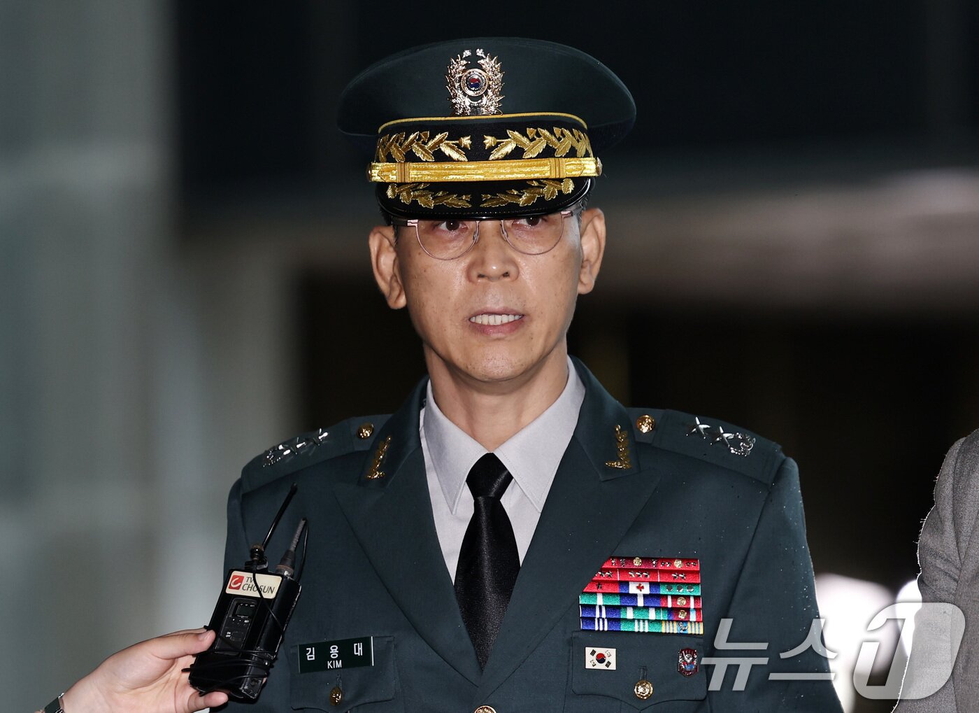 본문 이미지 - 김용대 드론작전사령관이 17일 오전 서울 서초구 서울고등검찰청에 마련된 내란특검 사무실에 무인기 침투 의혹 등 외환 혐의 관련 조사를 받기 위해 출석하며 입장을 밝히고 있다. 2025.7.17/뉴스1 ⓒ News1 구윤성 기자