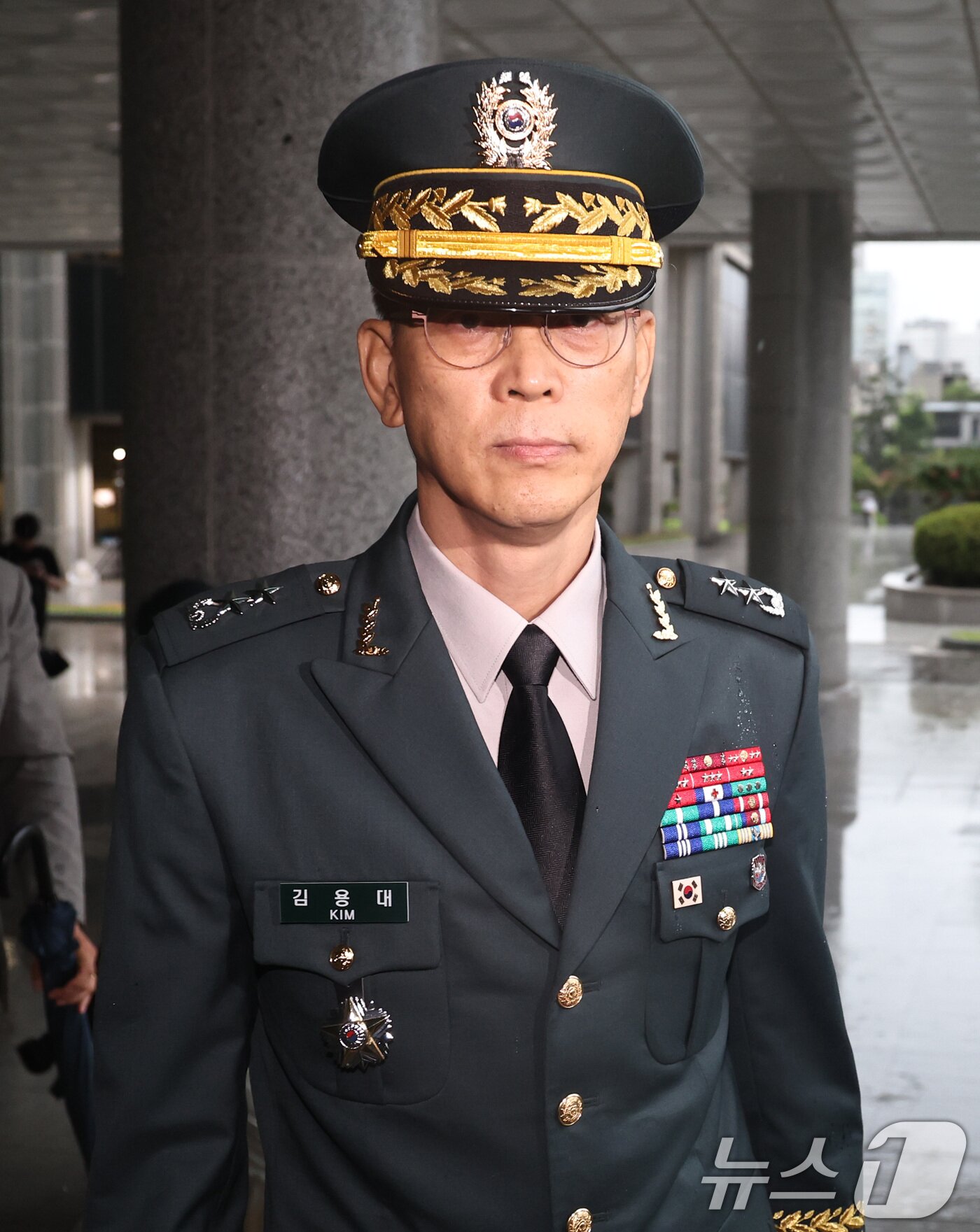 본문 이미지 - 김용대 드론작전사령관이 17일 오전 서울 서초구 서울고등검찰청에 마련된 내란특검 사무실에 무인기 침투 의혹 등 외환 혐의 관련 조사를 받기 위해 출석하고 있다. 2025.7.17/뉴스1 ⓒ News1 구윤성 기자