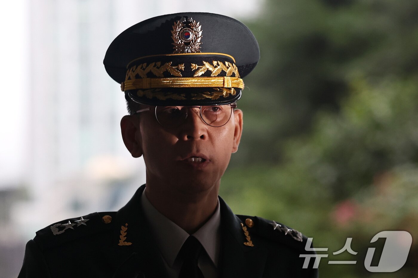 본문 이미지 - 김용대 드론작전사령관이 17일 오전 서울 서초구 서울고등검찰청에 마련된 내란특검 사무실에 무인기 침투 의혹 등 외환 혐의 관련 조사를 받기 위해 출석하고 있다. 2025.7.17/뉴스1 ⓒ News1 구윤성 기자