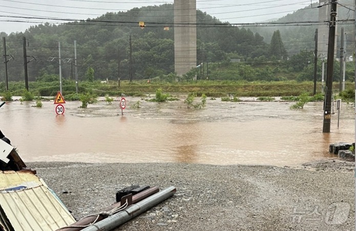 (세종=뉴스1) 장동열 기자 = 밤사이 240㎜의 폭우가 쏟아진 세종시 전동면 한 도로의 교통 표지판이 물에 잠겨 있다. 금강홍수통제소는 이날 오전 8시 40분을 기해 전동면 송성 …