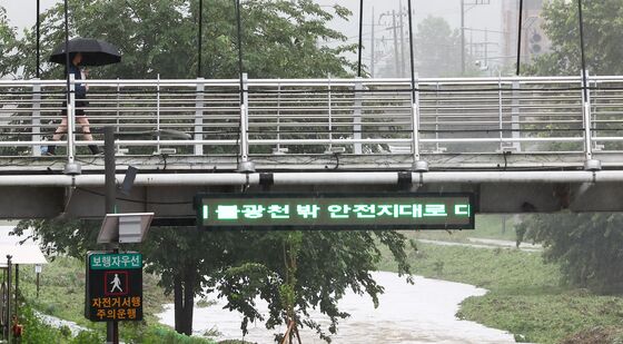 하천 수위 상승으로 통제되는 불광천