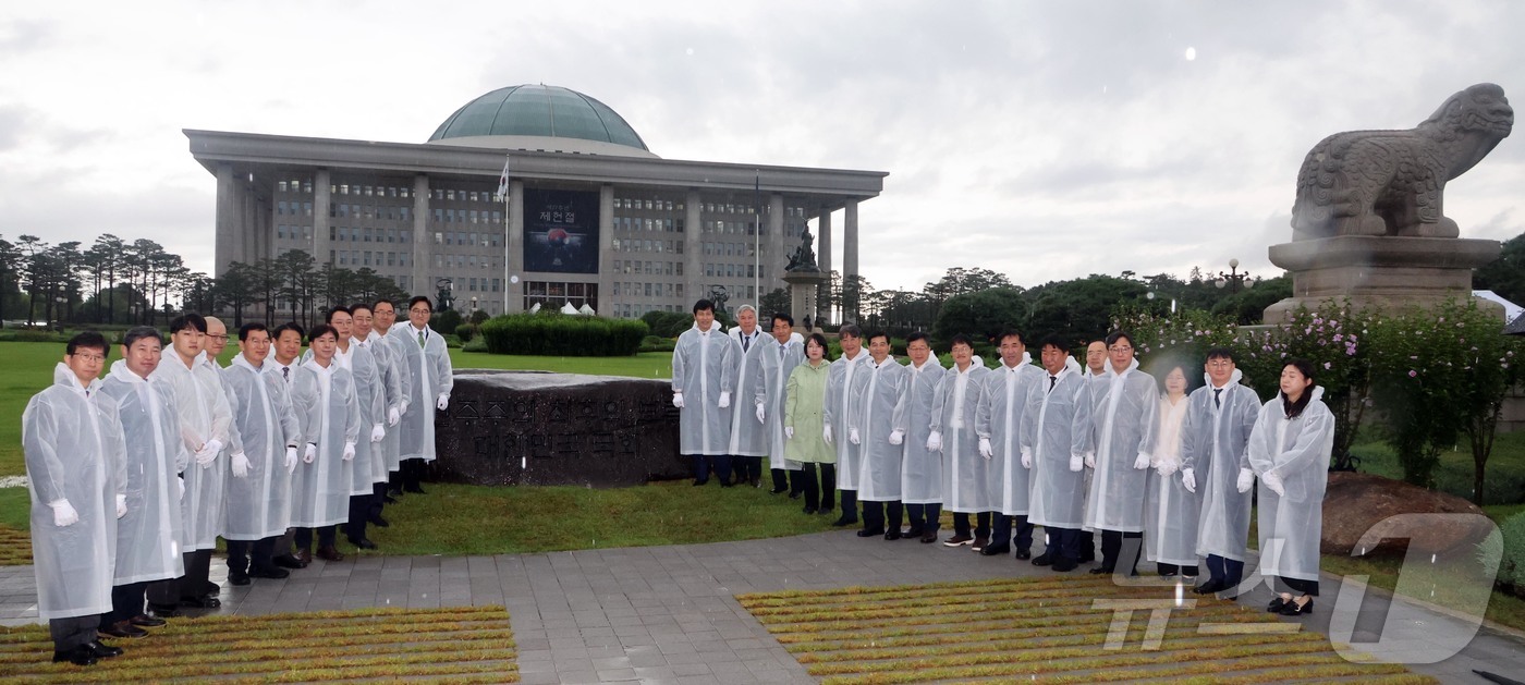 (서울=뉴스1) 국회사진기자단 = 우원식 국회의장이 참석한 77주년 제헌절 기념 국회 상징석 제막식이 17일 여의도 국회잔디광장에서 열리고 있다. 2025.7.17/뉴스1