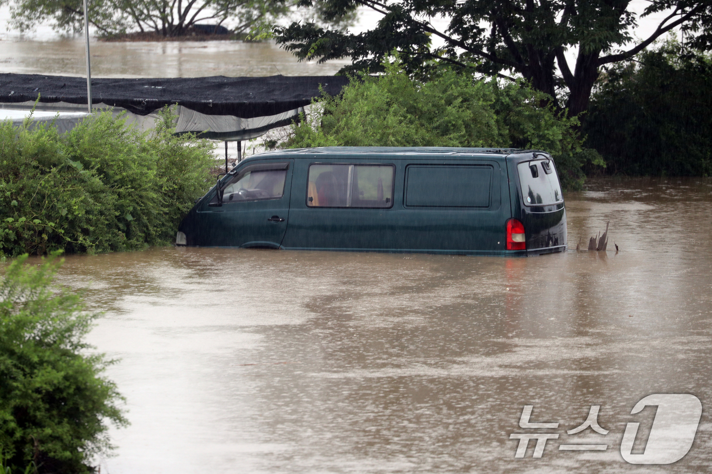 (청주=뉴스1) 김용빈 기자 = 밤 사이 230mm가 넘는 폭우가 쏟아진 17일 충북 청주시 미호강변에 차량 한대가 침수돼 있다. 2025.7.17/뉴스1