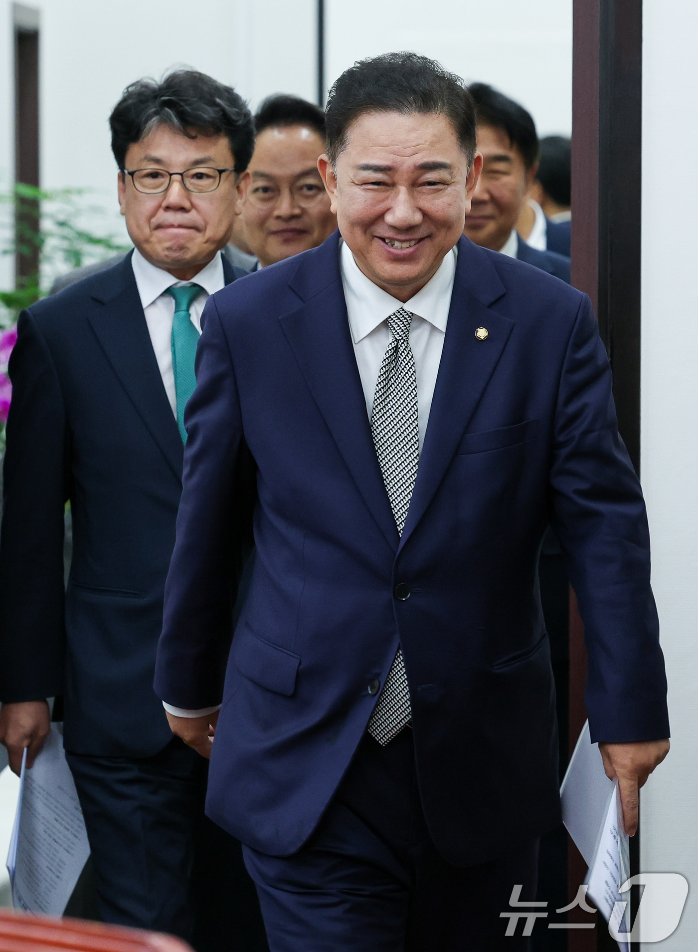 (서울=뉴스1) 안은나 기자 = 더불어민주당 김병기 대표 직무대행 겸 원내대표(오른쪽), 진성준 정책위의장이 17일 오전 서울 여의도 국회에서 열린 정책조정회의에 입장하고 있다. …