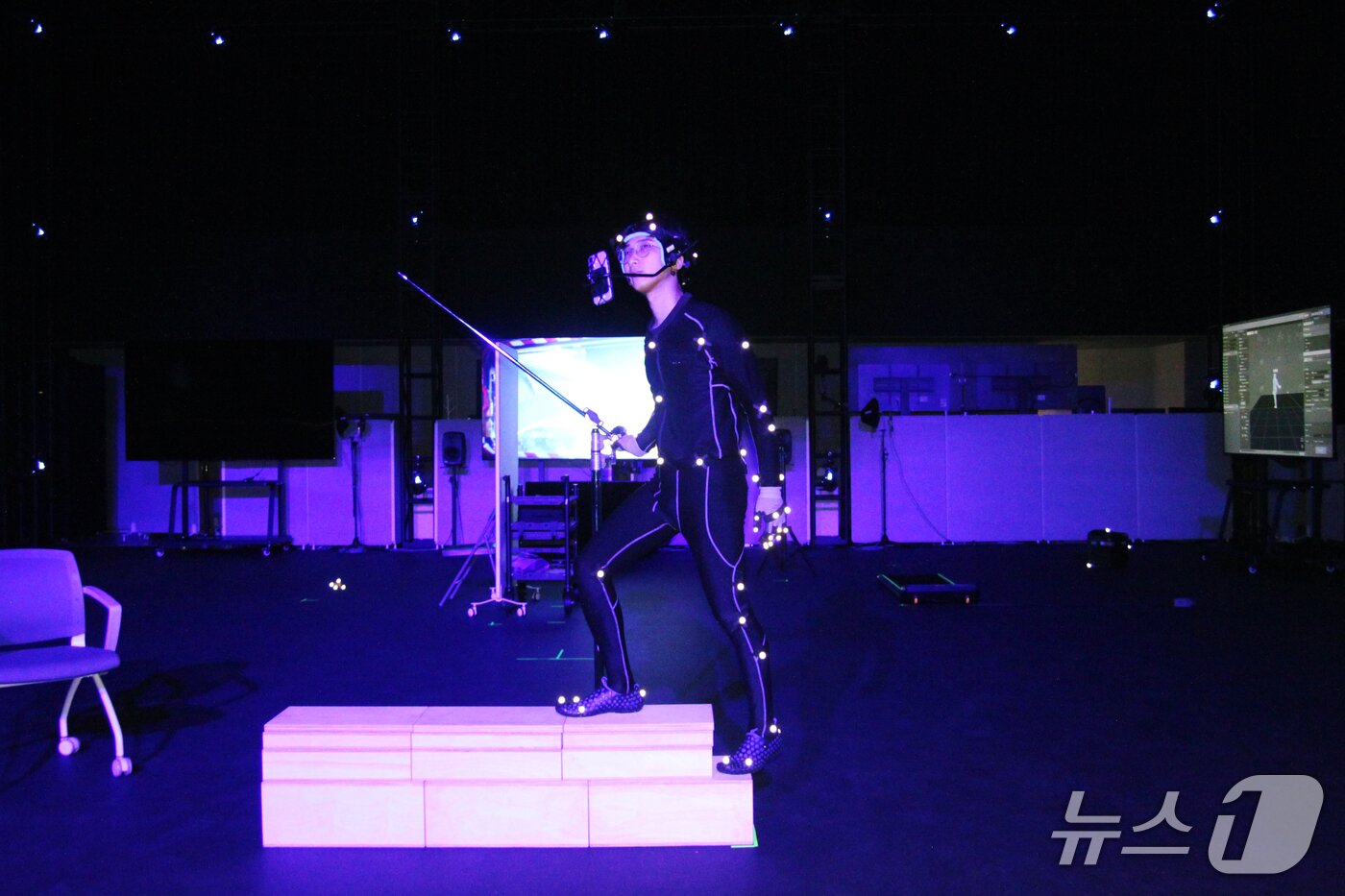 본문 이미지 - 경기도 성남시 네이버 사옥에 위치한 '모션 스테이지'에서 직원이 기능을 시연하고 있다.2025.7.16/뉴스1 ⓒ 뉴스1 김민재 기자