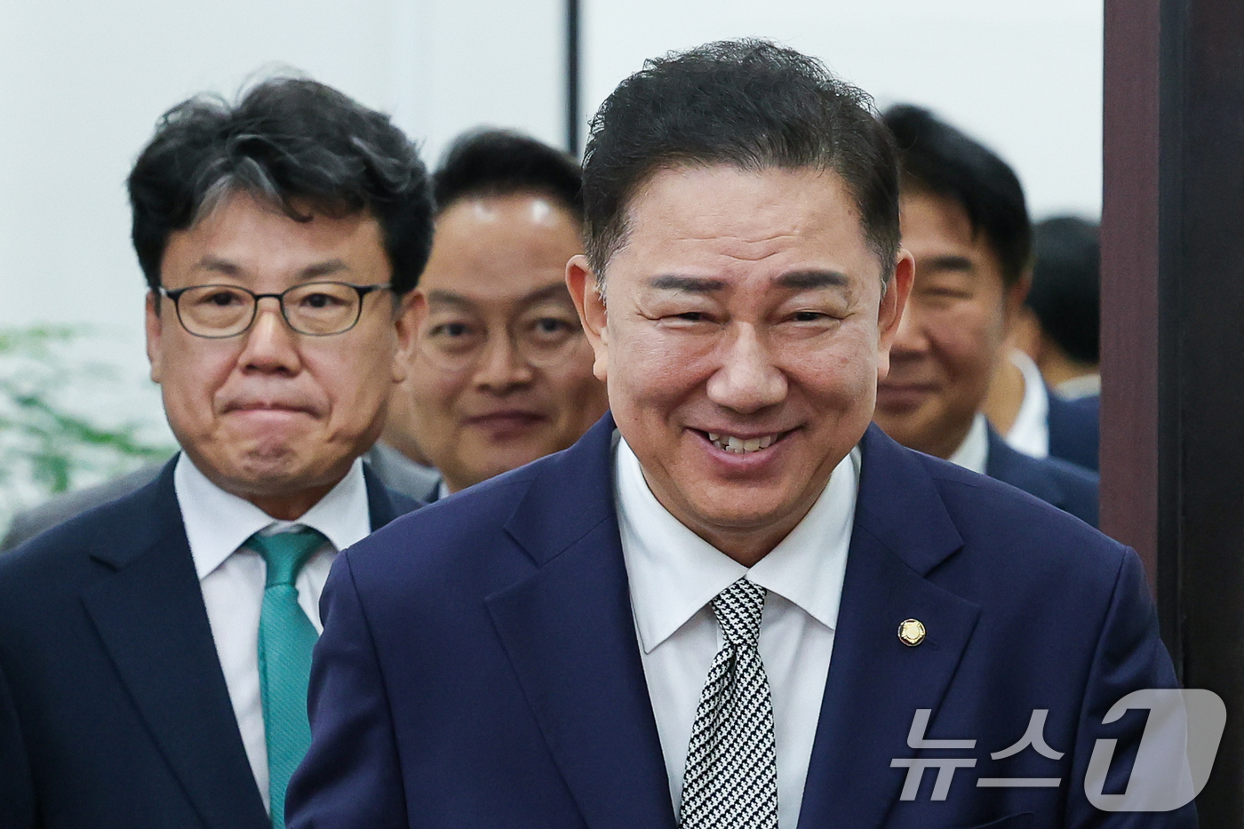 (서울=뉴스1) 안은나 기자 = 더불어민주당 김병기 대표 직무대행 겸 원내대표(오른쪽), 진성준 정책위의장이 17일 오전 서울 여의도 국회에서 열린 정책조정회의에 입장하고 있다. …