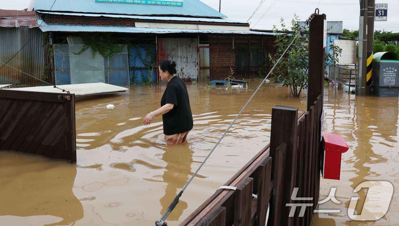 본문 이미지 - 밤 사이 쏟아진 집중폭우로 침수 피해가 발생한 17일 오전 충남 예산군 삽교읍에서 주택가 일부가 침수돼 있다. 2025.7.17/뉴스1 ⓒ News1 김기태 기자