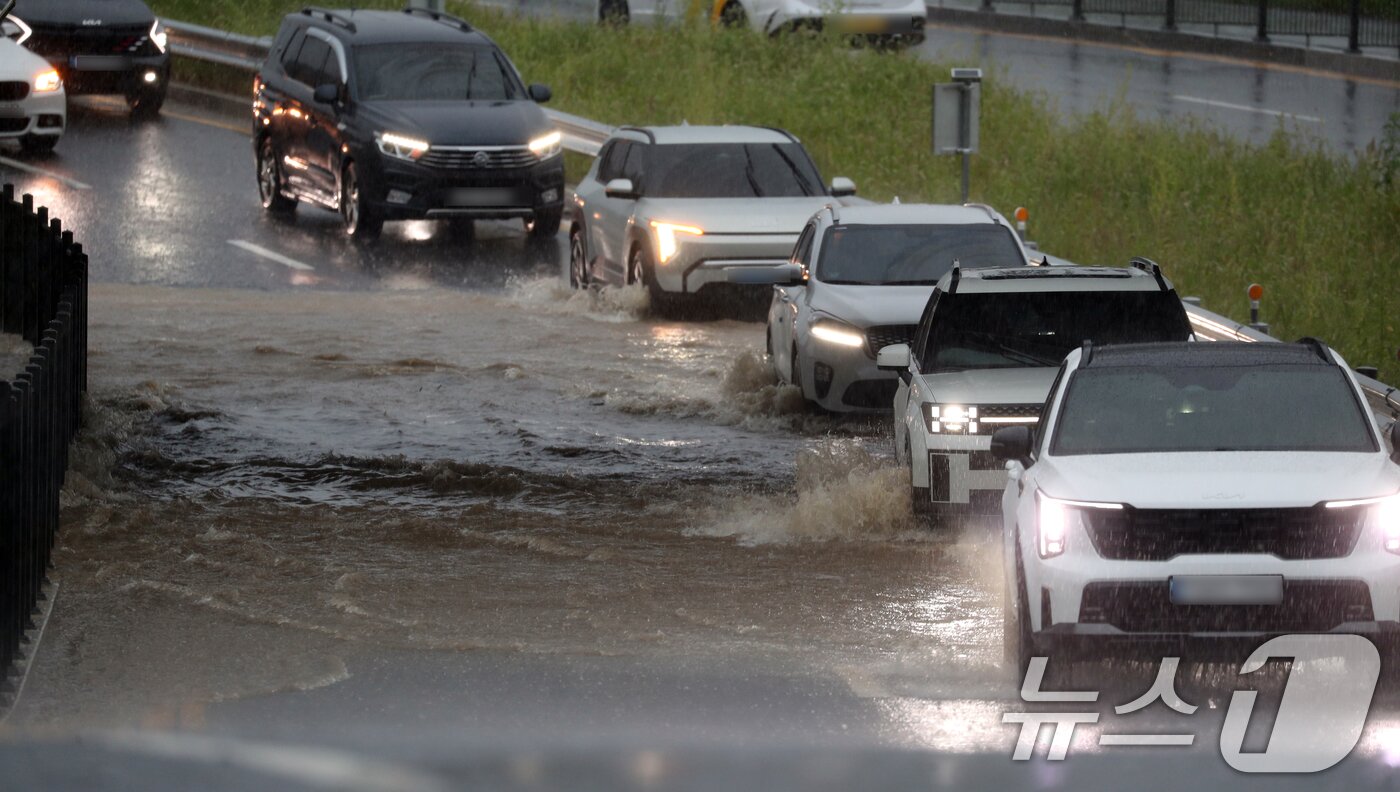 본문 이미지 - 17일 충북 청주시 흥덕구 한 도로에 빗물이 차오르고 있다. 밤사이 청주에는 230mm가 넘는 폭우가 내렸다. 2025.7.17/뉴스1 ⓒ News1 김용빈 기자