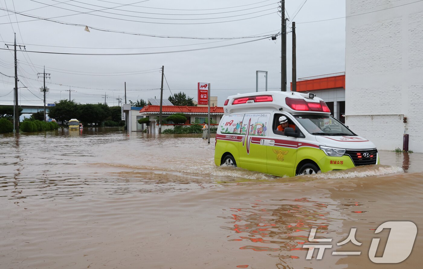 본문 이미지 - 밤 사이 쏟아진 집중폭우로 침수 피해가 발생한 17일 오전 충남 예산군 삽교읍에서 주택가와 소방서 일부가 침수된 가운데 119구급차량이 출동하고 있다. 2025.7.17/뉴스1 ⓒ News1 김기태 기자