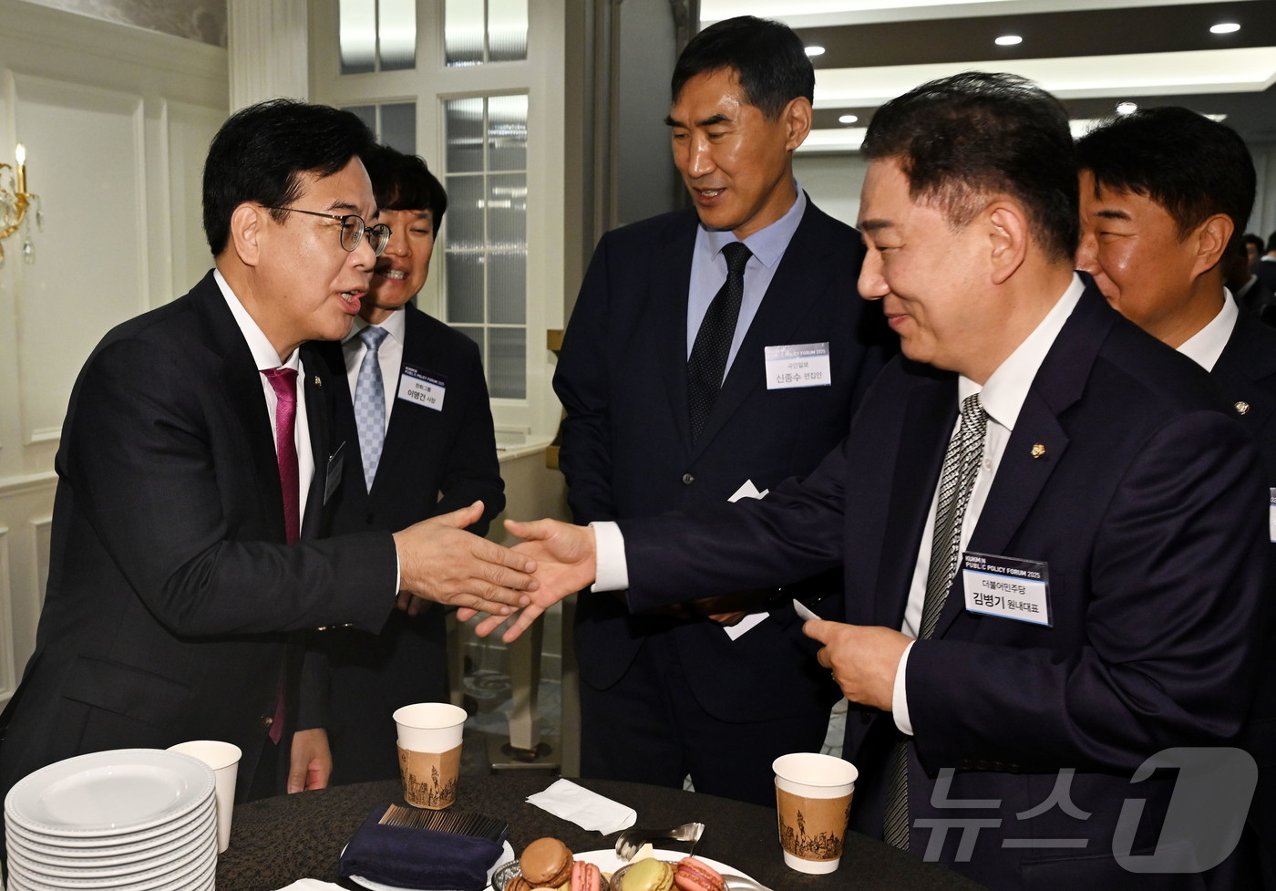 (서울=뉴스1) 국회사진기자단 = 17일 서울 여의도 CCMM빌딩 컨벤션홀에서 열린 2025국민공공정책포럼에서 김병기 더불어민주당 원내대표(오른쪽)와 송언석 국민의힘 원내대표가 악 …