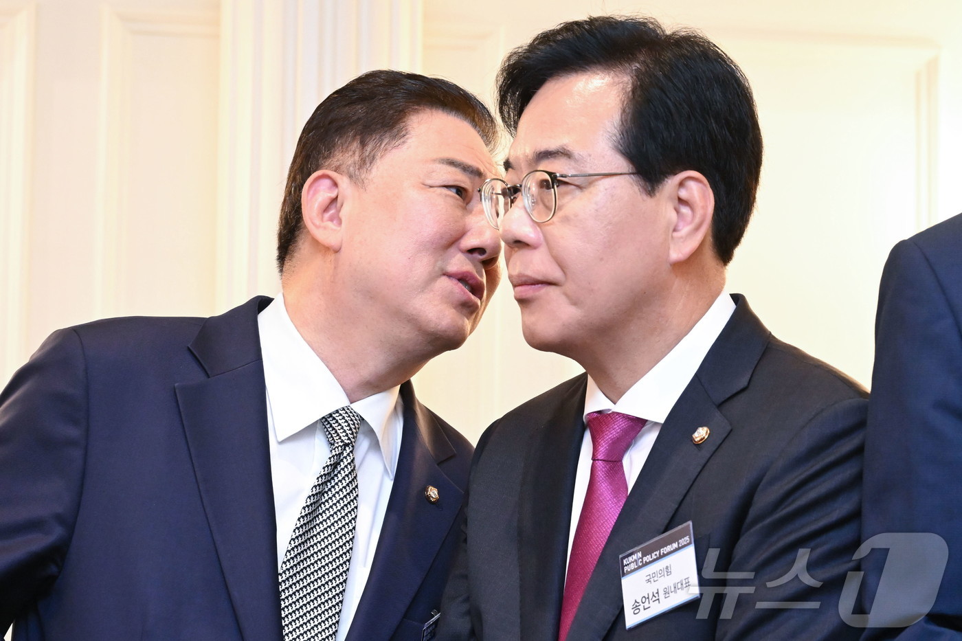 (서울=뉴스1) 국회사진기자단 = 17일 서울 여의도 CCMM빌딩 컨벤션홀에서 열린 2025국민공공정책포럼에서 김병기 더불어민주당 원내대표(왼쪽)와 송언석 국민의힘 원내대표가 대화 …