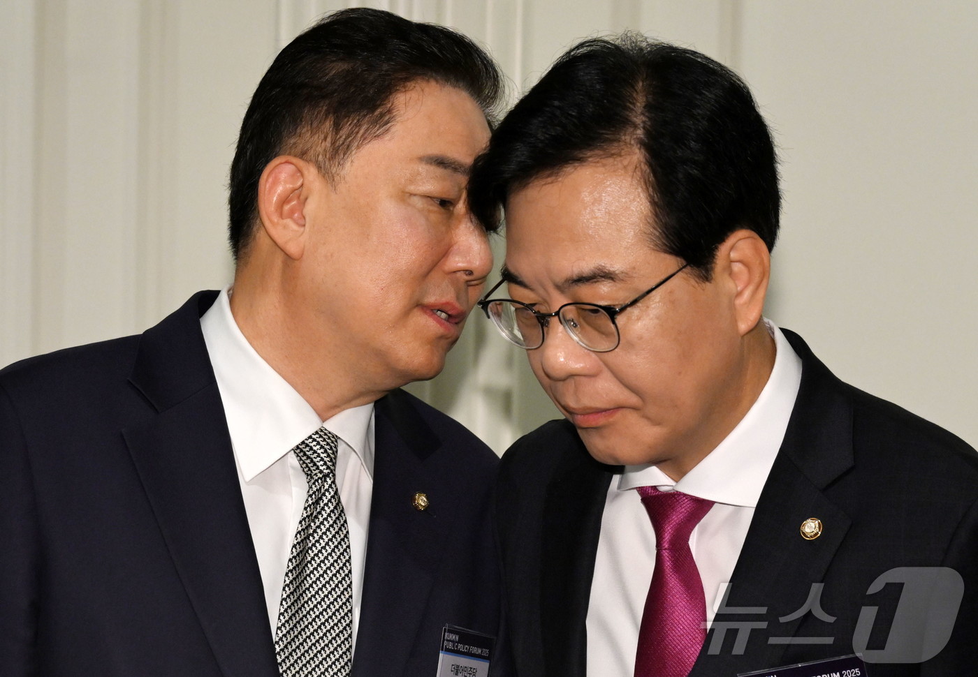 (서울=뉴스1) 국회사진기자단 = 17일 서울 여의도 CCMM빌딩 컨벤션홀에서 열린 2025국민공공정책포럼에서 김병기 더불어민주당 원내대표(왼쪽)와 송언석 국민의힘 원내대표가 대화 …
