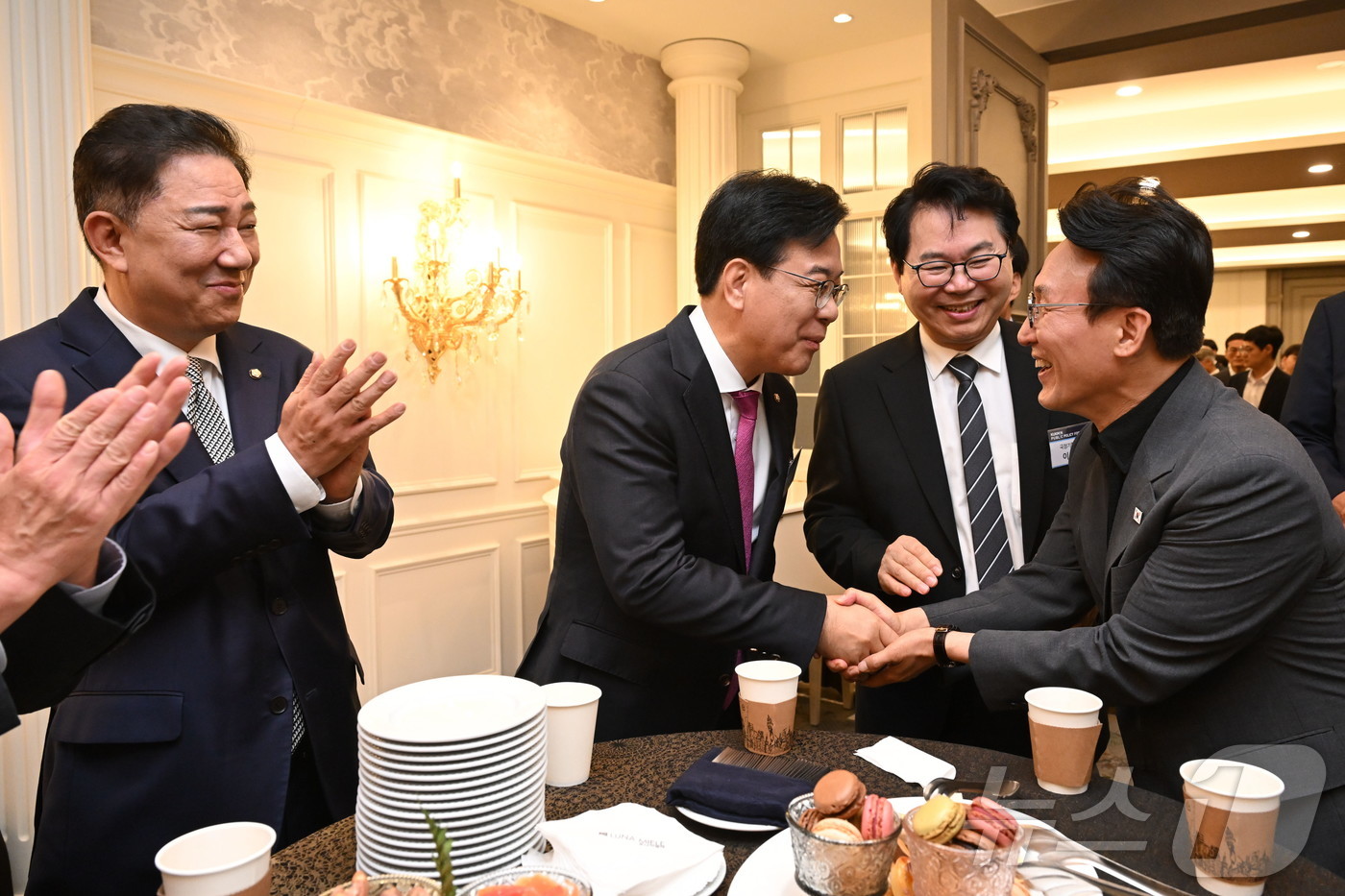 (서울=뉴스1) 국회사진기자단 = 17일 서울 여의도 CCMM빌딩 컨벤션홀에서 열린 2025 국민공공정책포럼에서 김민석(오른쪽) 국무총리와 송언석 국민의힘 원내대표가 인사하고 있다 …