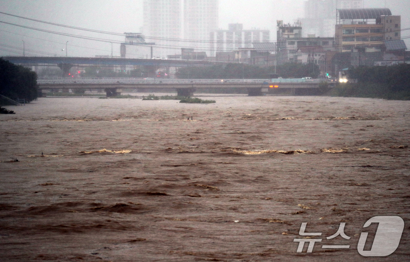 (청주=뉴스1) 김용빈 기자 = 17일 충북 청주시 무심천 하상도로가 빗물에 잠겨있다. 밤사이 청주에는 230mm가 넘는 폭우가 내렸다. 2025.7.17/뉴스1
