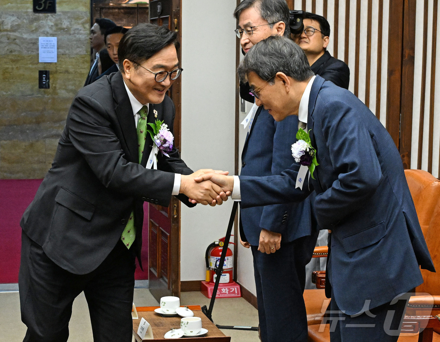 (서울=뉴스1) 국회사진기자단 = 우원식 국회의장이 17일 국회에서 열린 제77주년 제헌절 경축식에 앞서 노태악 중앙선거관리위원회 위원장과 인사를 나누고 있다. 2025.7.17/ …