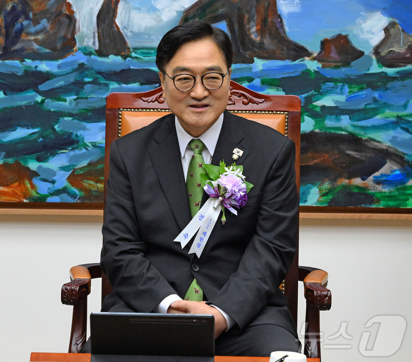 (서울=뉴스1) 국회사진기자단 = 우원식 국회의장이 17일 국회에서 열린 제77주년 제헌절 경축식에 앞서 4부요인 및 감사원장, 여야 지도부 등과 환담하고 있다. 2025.7.17 …