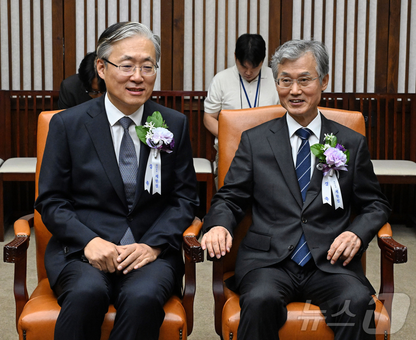 (서울=뉴스1) 국회사진기자단 = 조희대 대법원장과 김형두 헌법재판소장 권한대행이 17일 국회에서 제77주년 제헌절 경축식에 앞서 열린 국회의장과의 사전환담에 참석해 이야기를 나누 …