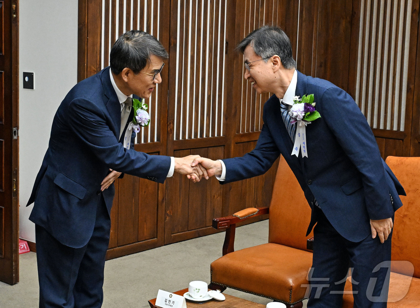 (서울=뉴스1) 국회사진기자단 = 노태악 중앙선거관리위원회 위원장과 최재해 감사원장이 17일 국회에서 제77주년 제헌절 경축식에 앞서 열린 국회의장과의 사전환담에 참석해 인사를 나 …