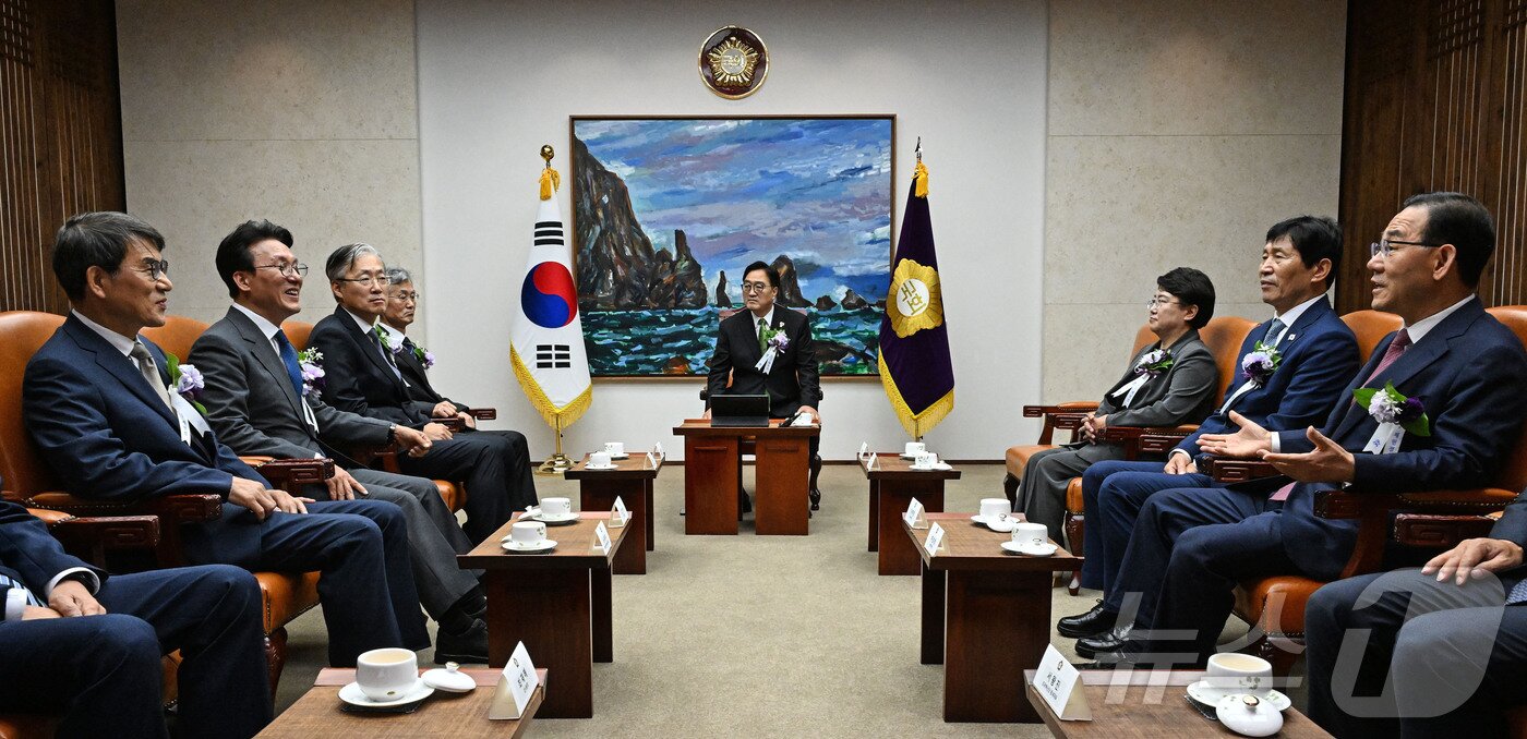 본문 이미지 - 우원식 국회의장이 17일 국회에서 열린 제77주년 제헌절 경축식에 앞서 4부요인 및 감사원장, 여야 지도부 등과 환담하고 있다. 2025.7.17/뉴스1 ⓒ News1 국회사진기자단