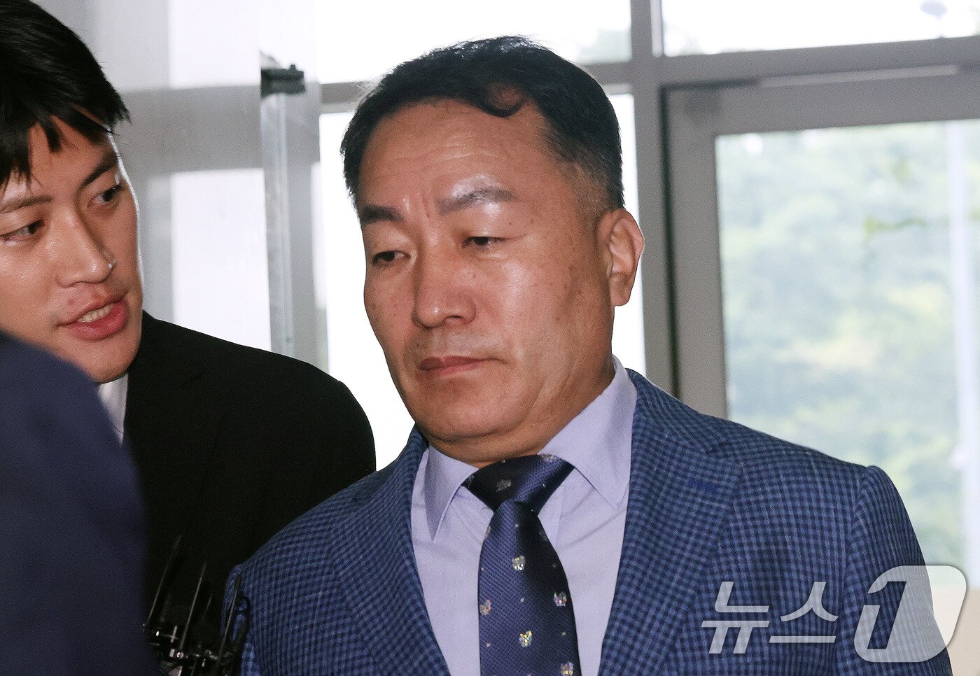 본문 이미지 - 김계환 전 해병대 사령관이 2차 조사를 받기 위해 17일 서울 서초구 해병대원 순직사건 관련 의혹을 수사하는 순직해병특검팀 사무실로 출석하고 있다. 2025.7.17/뉴스1 ⓒ News1 박지혜 기자