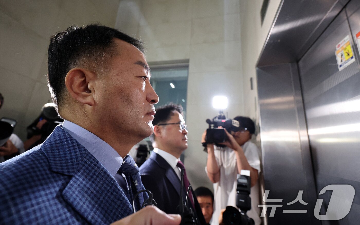 본문 이미지 - 김계환 전 해병대 사령관이 2차 조사를 받기 위해 17일 서울 서초구 해병대원 순직사건 관련 의혹을 수사하는 순직해병특검팀 사무실로 출석하고 있다. 2025.7.17/뉴스1 ⓒ News1 박지혜 기자