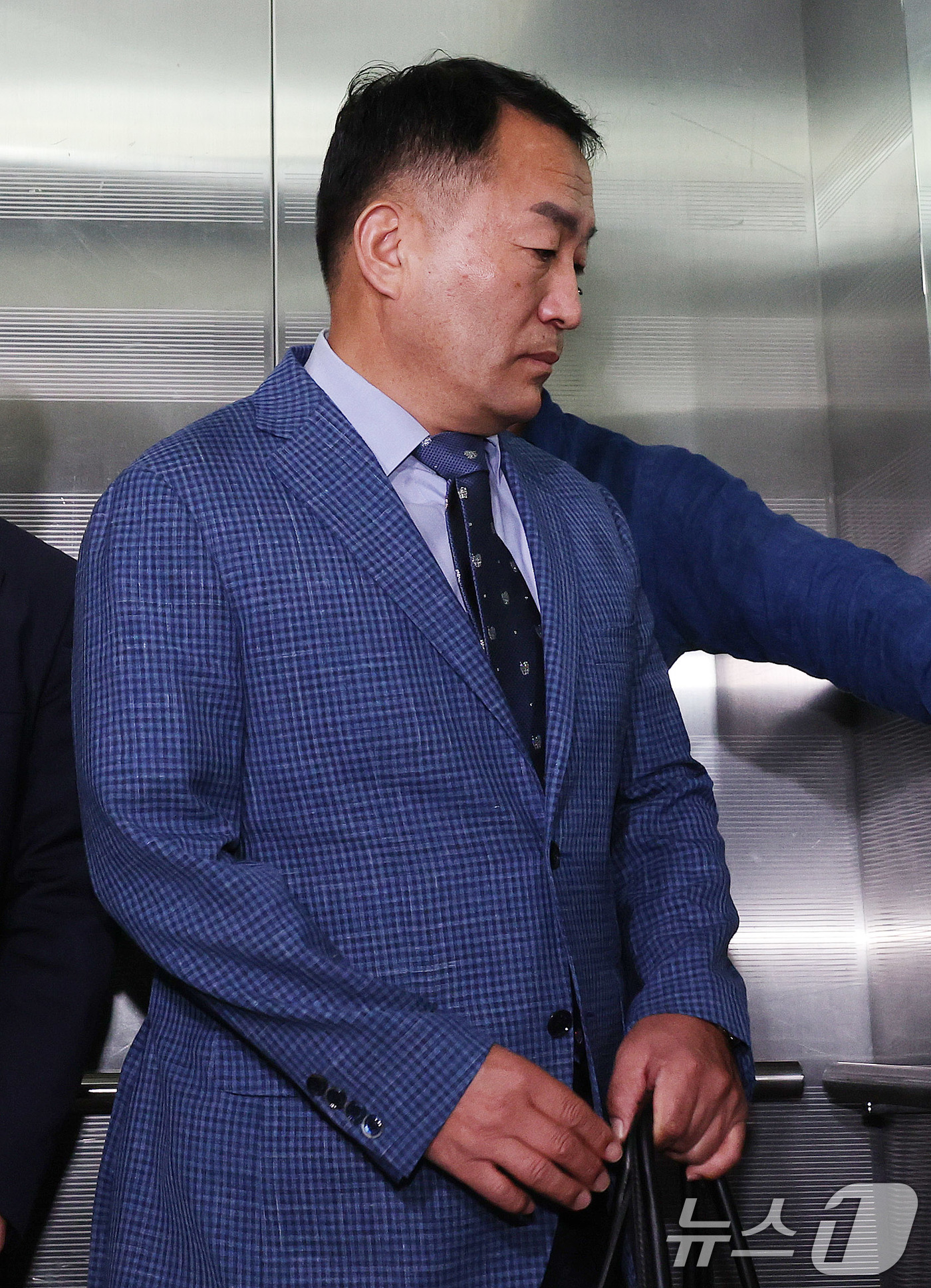 (서울=뉴스1) 박지혜 기자 = 김계환 전 해병대 사령관이 2차 조사를 받기 위해 17일 서울 서초구 해병대원 순직사건 관련 의혹을 수사하는 순직해병특검팀 사무실로 출석하고 있다. …