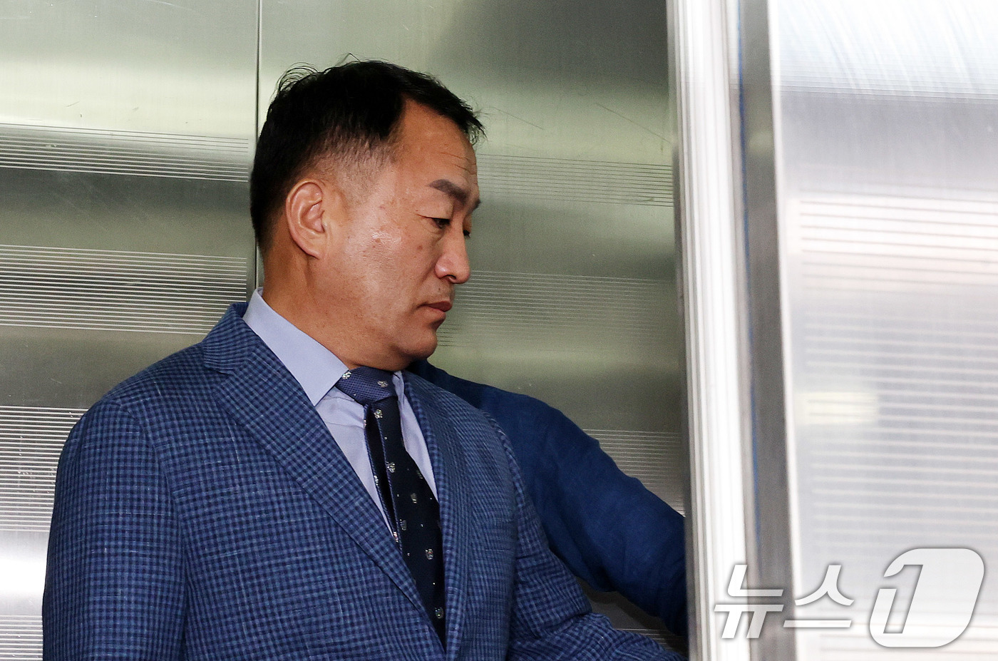 (서울=뉴스1) 박지혜 기자 = 김계환 전 해병대 사령관이 2차 조사를 받기 위해 17일 서울 서초구 해병대원 순직사건 관련 의혹을 수사하는 순직해병특검팀 사무실로 출석하고 있다. …