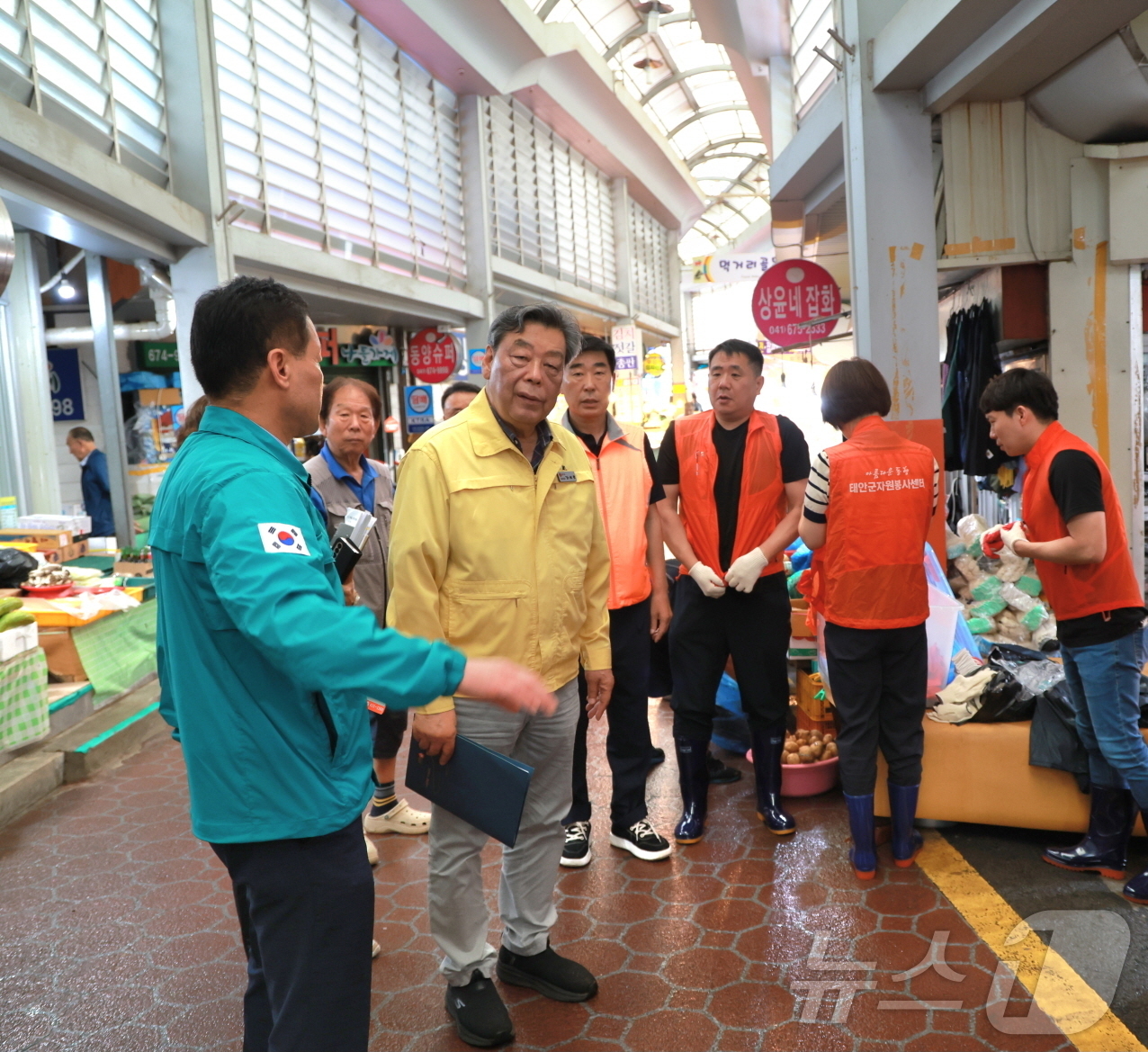 (태안=뉴스1) 이동원 기자 = 가세로 태안군수가 17일 오전 8개 읍면의 침수 피해현장을 찾아 피해복구를 독려하고 주민들을 위로했으며, 군 공직자들도 비상근무를 비롯해 태안서부시 …