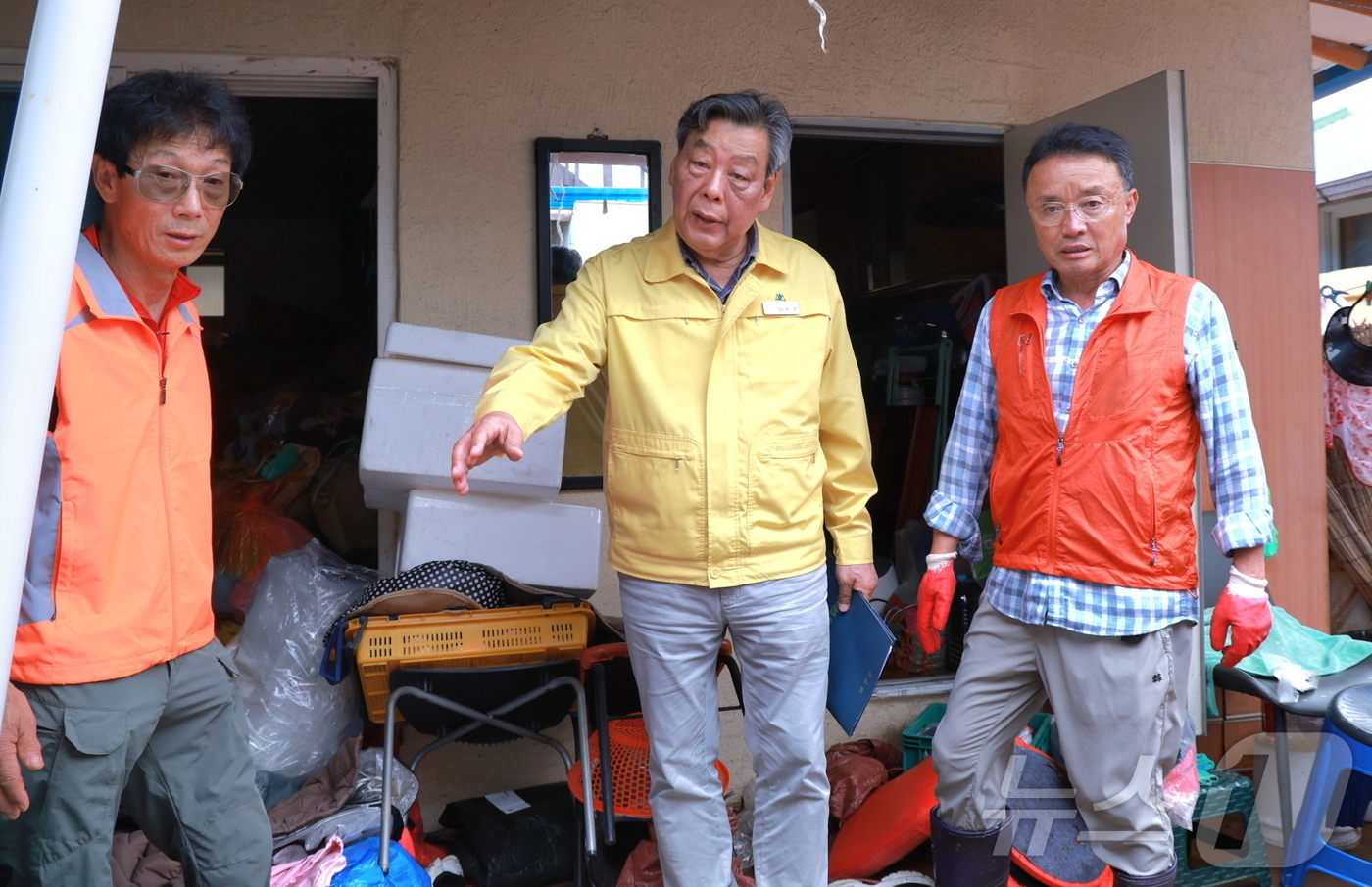 (태안=뉴스1) 이동원 기자 = 가세로 태안군수가 17일 오전 8개 읍면의 침수 피해현장을 찾아 피해복구를 독려하고 주민들을 위로했으며, 군 공직자들도 비상근무를 비롯해 태안서부시 …