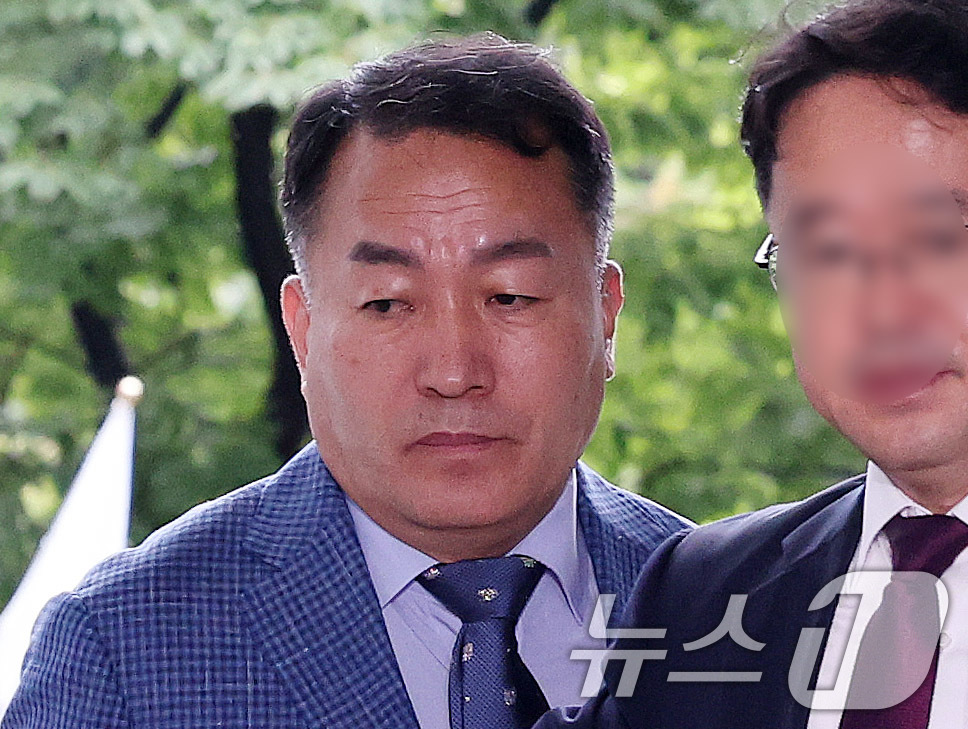 (서울=뉴스1) 박지혜 기자 = 김계환 전 해병대 사령관이 2차 조사를 받기 위해 17일 서울 서초구 해병대원 순직사건 관련 의혹을 수사하는 순직해병특검팀 사무실로 출석하고 있다. …